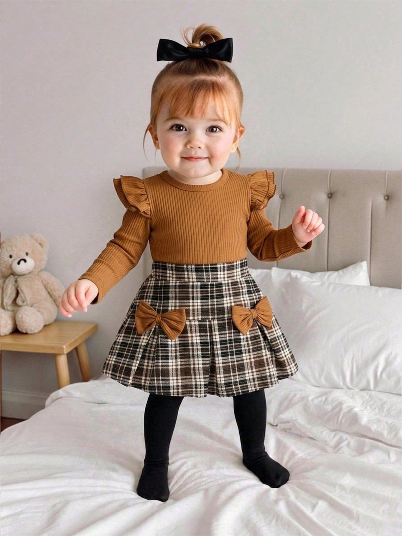 Ensemble Top pull col rond noir élégant avec nœud noir et jupe plaid marron pour — vue 3