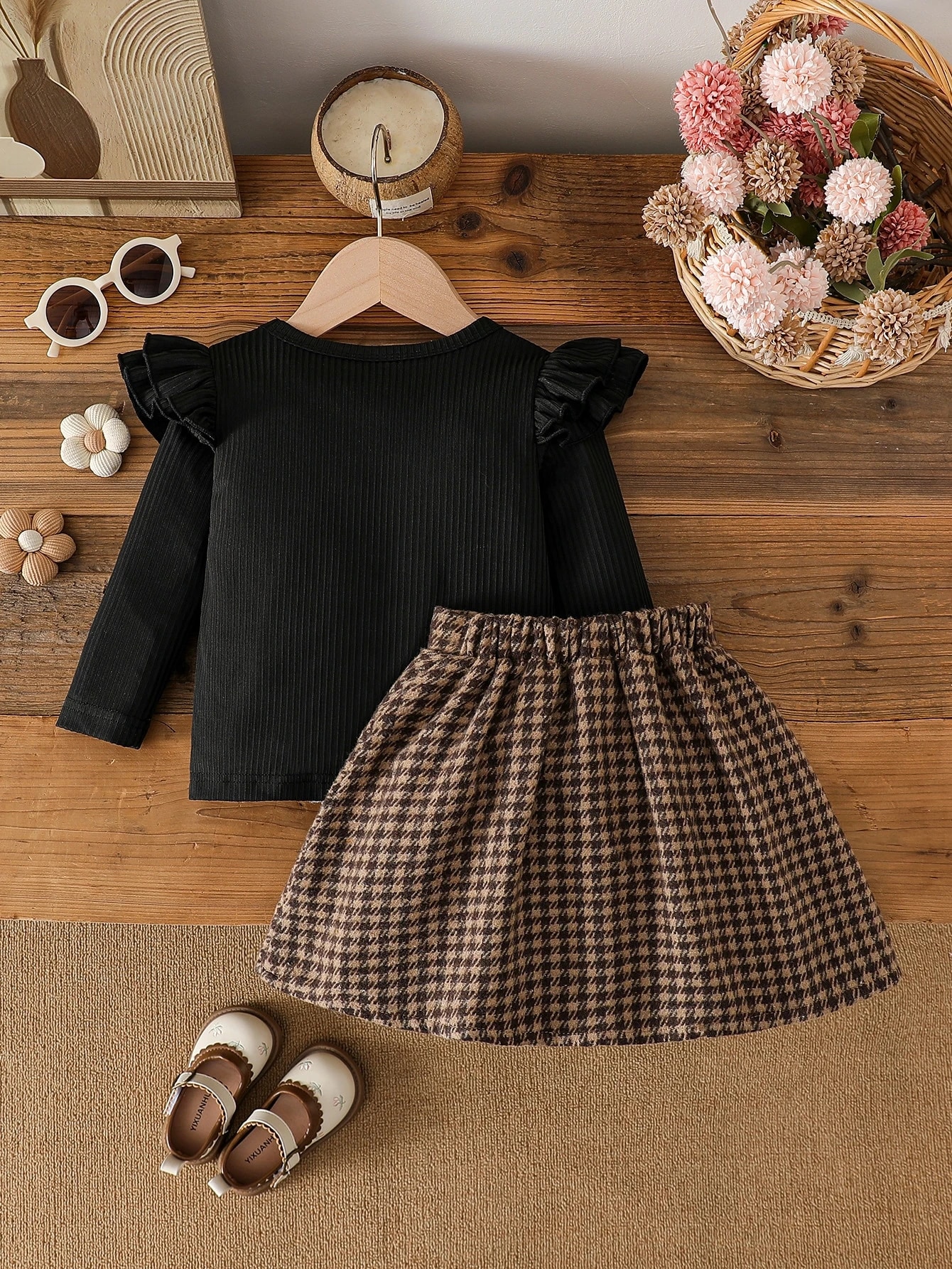 Ensemble Top pull col rond noir élégant avec nœud noir et jupe plaid marron pour — vue 8
