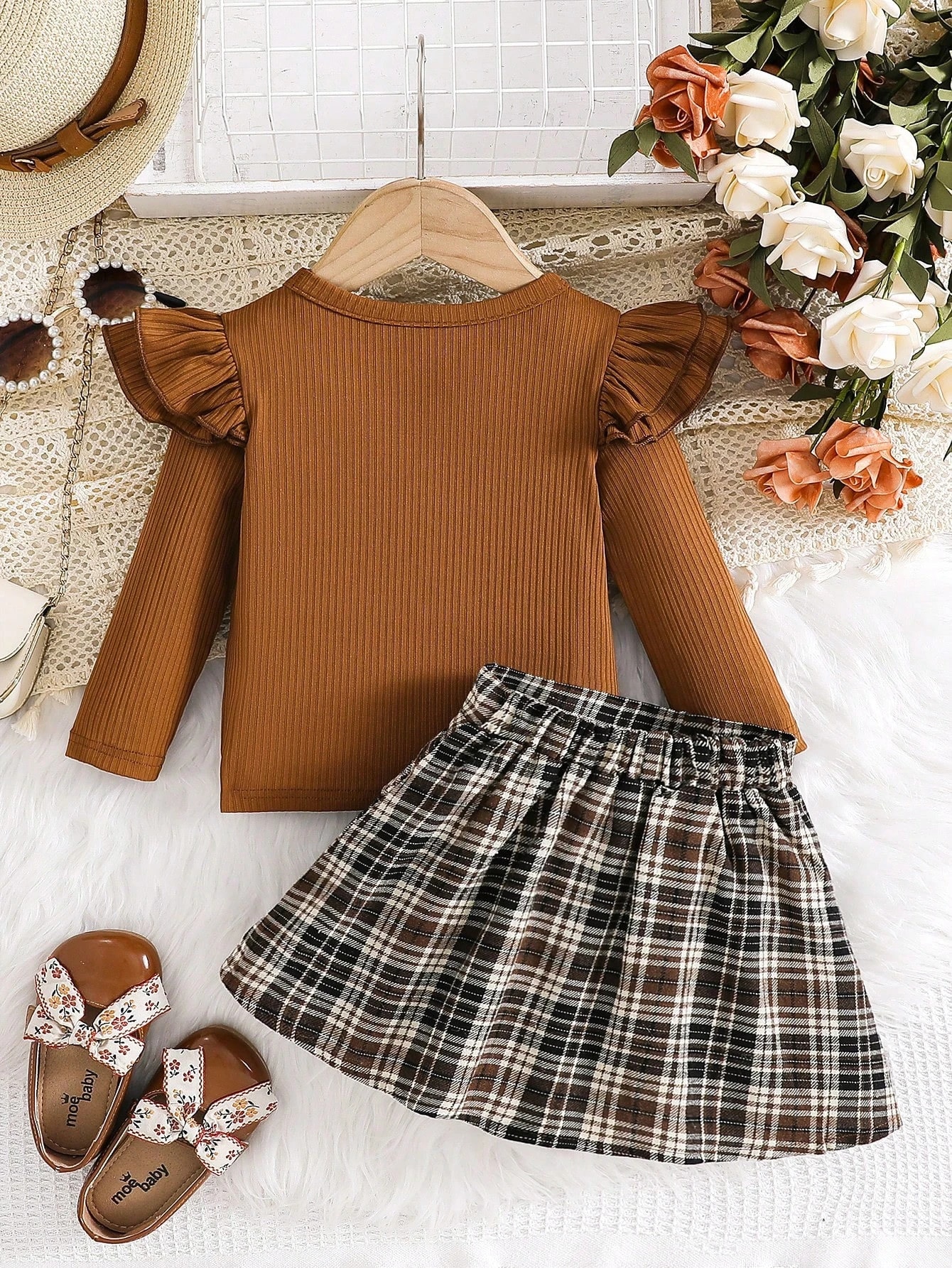 Ensemble Top pull col rond noir élégant avec nœud noir et jupe plaid marron pour — vue 10