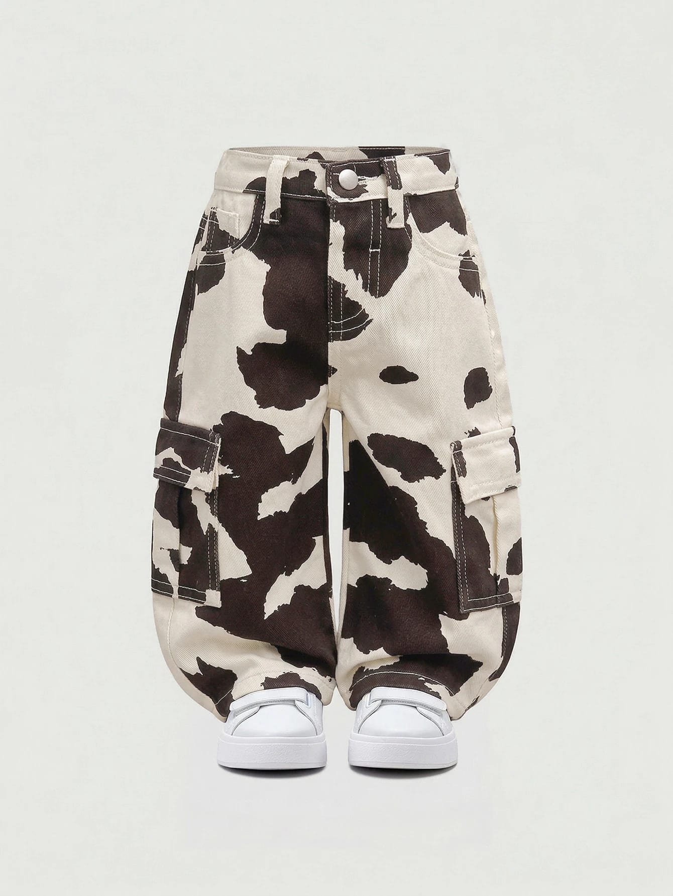 Jeans cargo amples en denim lavé avec poches camouflage cool pour garçons.