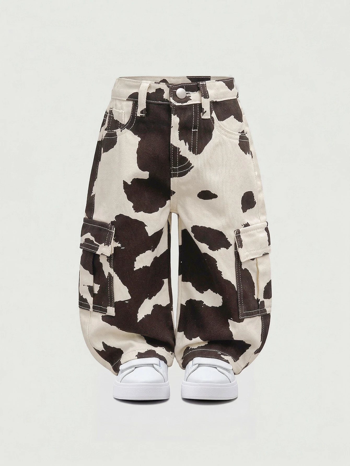 Jeans cargo amples en denim lavé avec poches camouflage cool pour garçons.