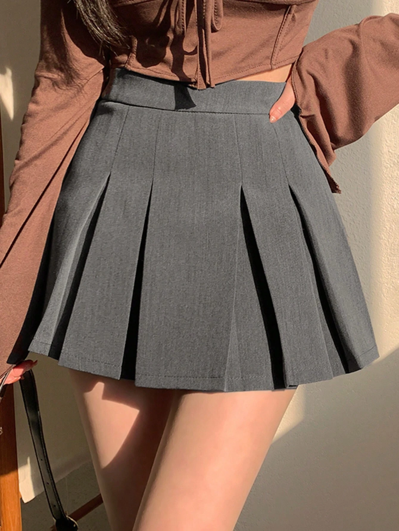 DAZY Jupe mini plissée de couleur unie polyvalente et décontractée pour femmes, style — vue 4