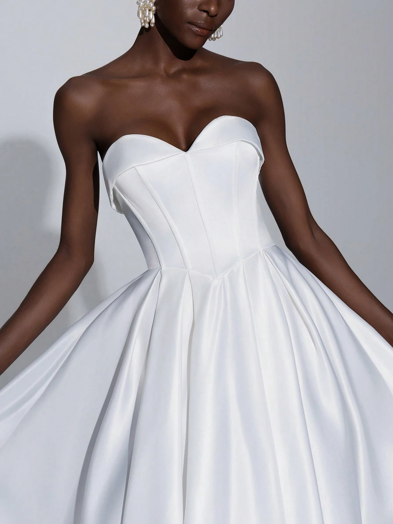 Elitara Robe maxi plissée élégante et luxueuse en satin sans bretelles avec ourlet en — vue 4