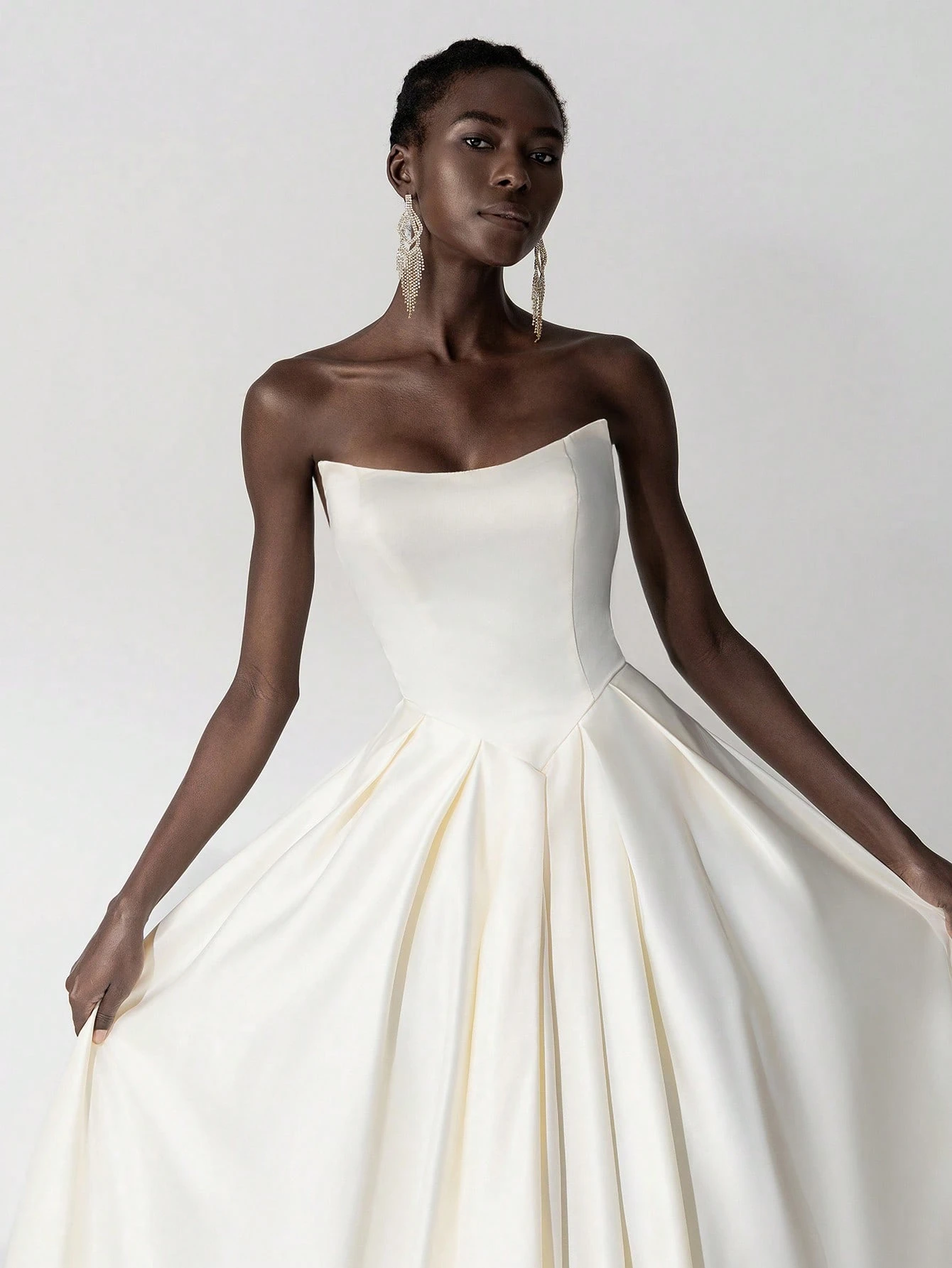 Belle Robe longue élégante et romantique en satin sans bretelles avec lien croisé — vue 3