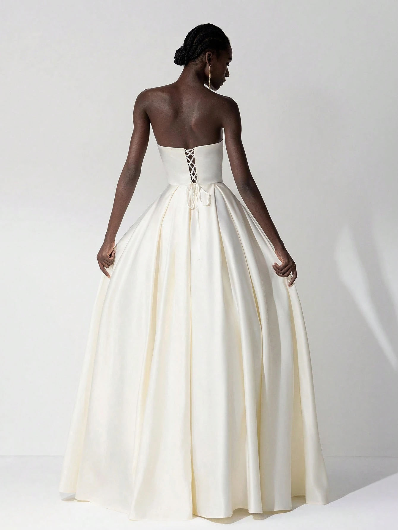 Belle Robe longue élégante et romantique en satin sans bretelles avec lien croisé — vue 2