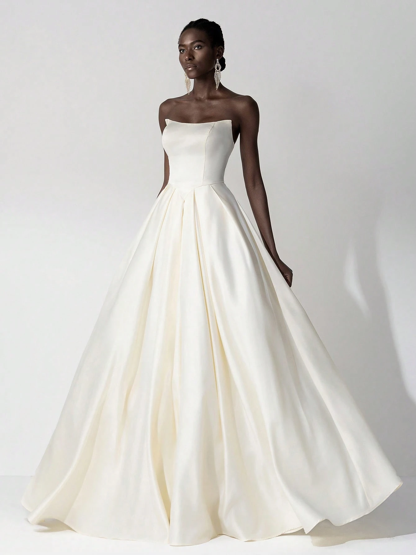 Belle Robe longue élégante et romantique en satin sans bretelles avec lien croisé — vue 5