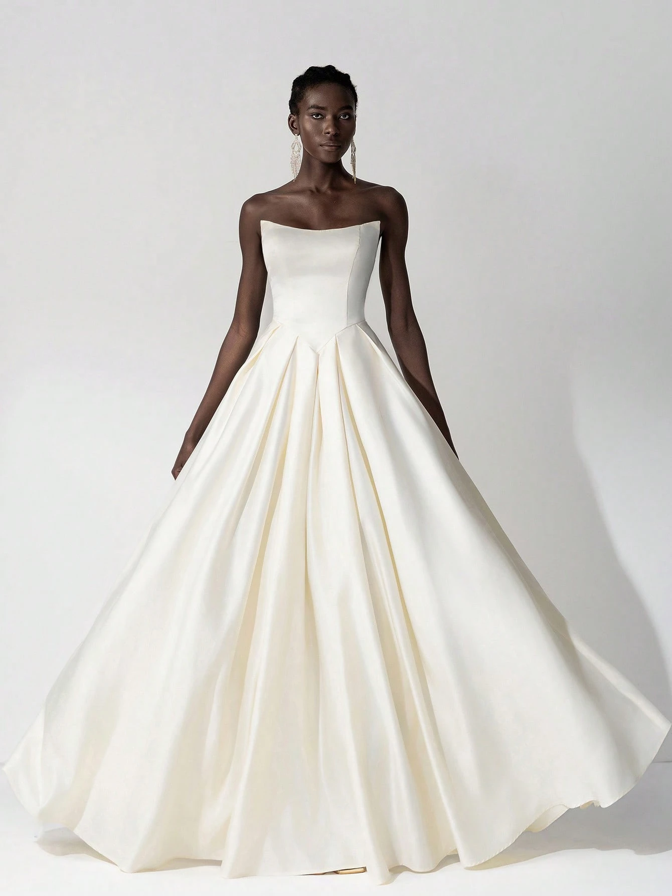 Belle Robe longue élégante et romantique en satin sans bretelles avec lien croisé