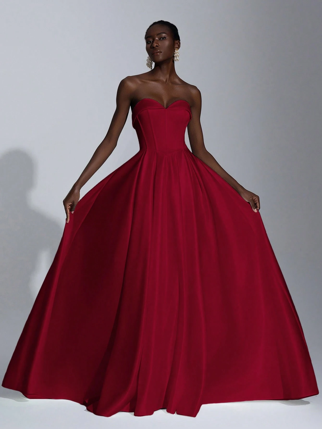 Elitara Robe maxi plissée élégante et luxueuse en satin sans bretelles avec ourlet en — vue 5