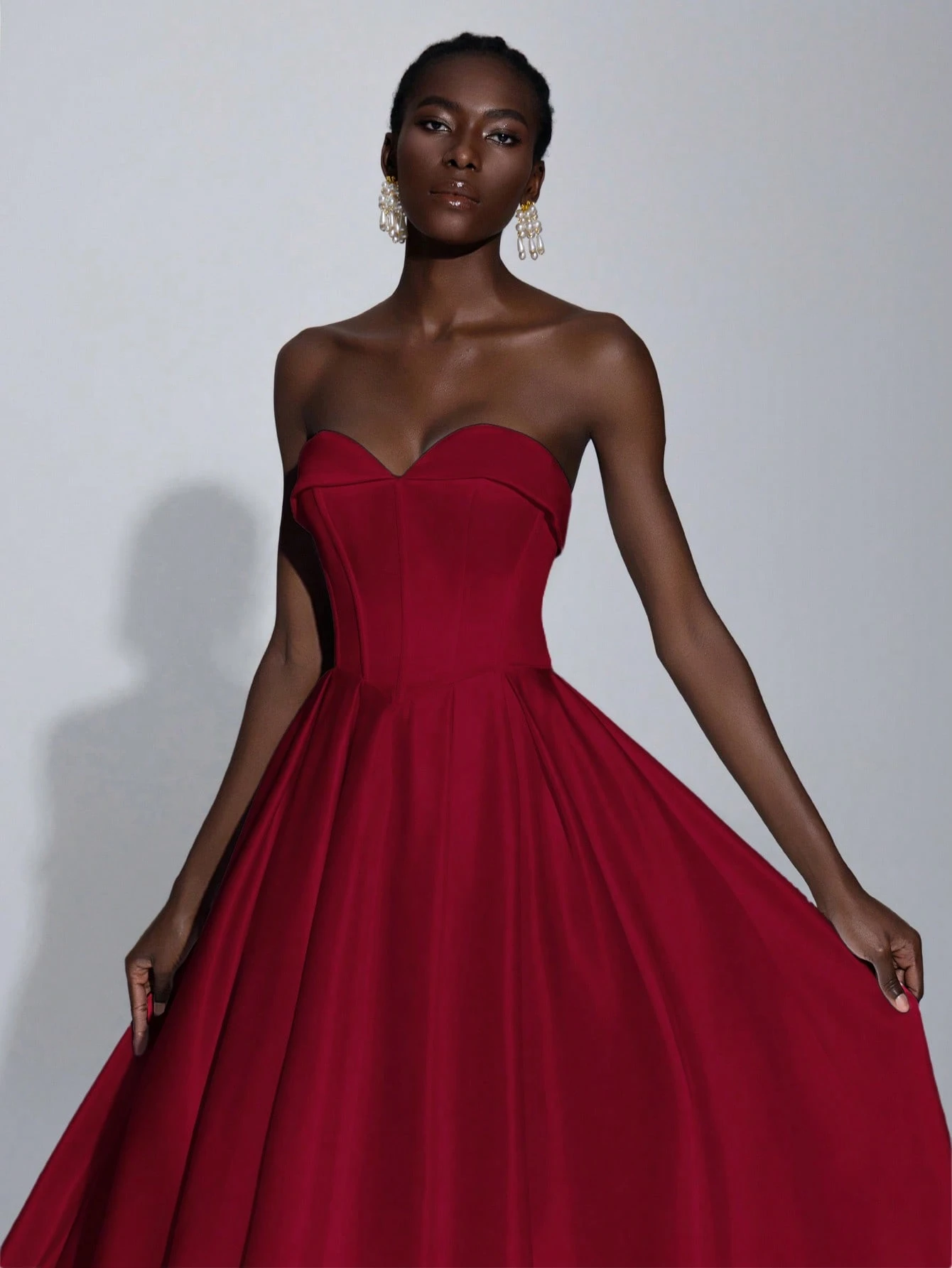 Elitara Robe maxi plissée élégante et luxueuse en satin sans bretelles avec ourlet en — vue 3