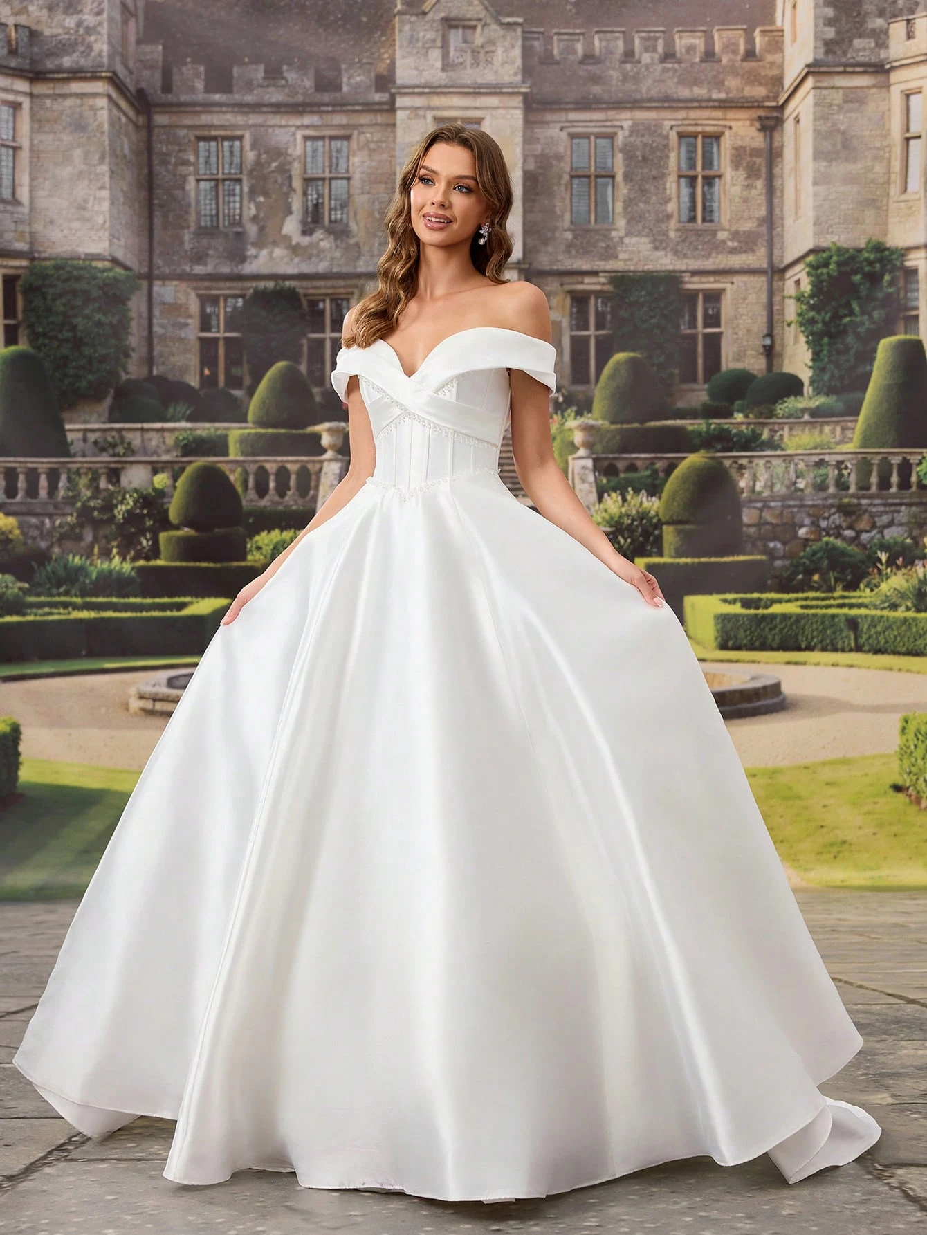 Robe de mariée en soie blanche élégante, encolure cœur sans bretelles, ornements de — vue 4
