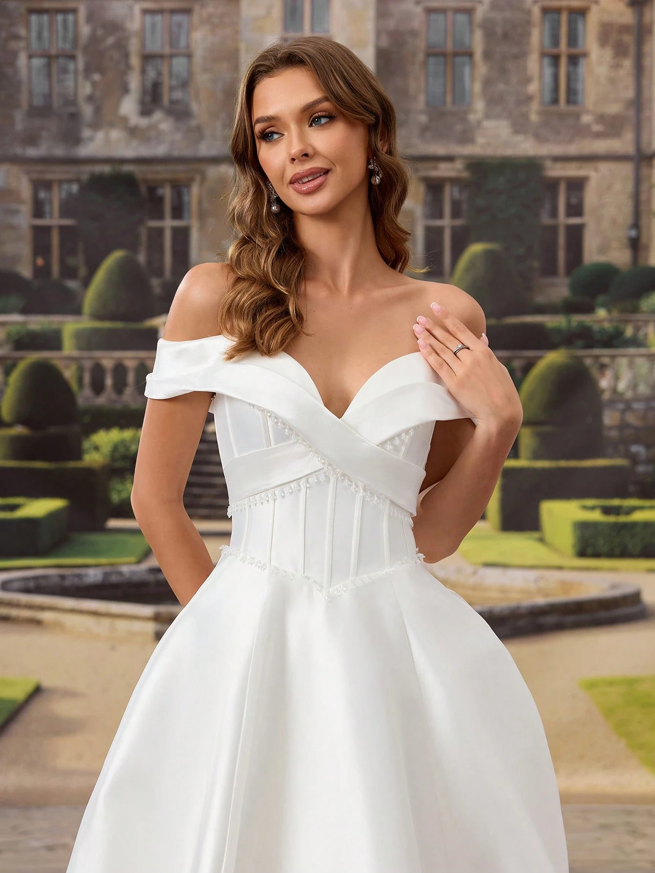 Robe de mariée en soie blanche élégante, encolure cœur sans bretelles, ornements de — vue 5