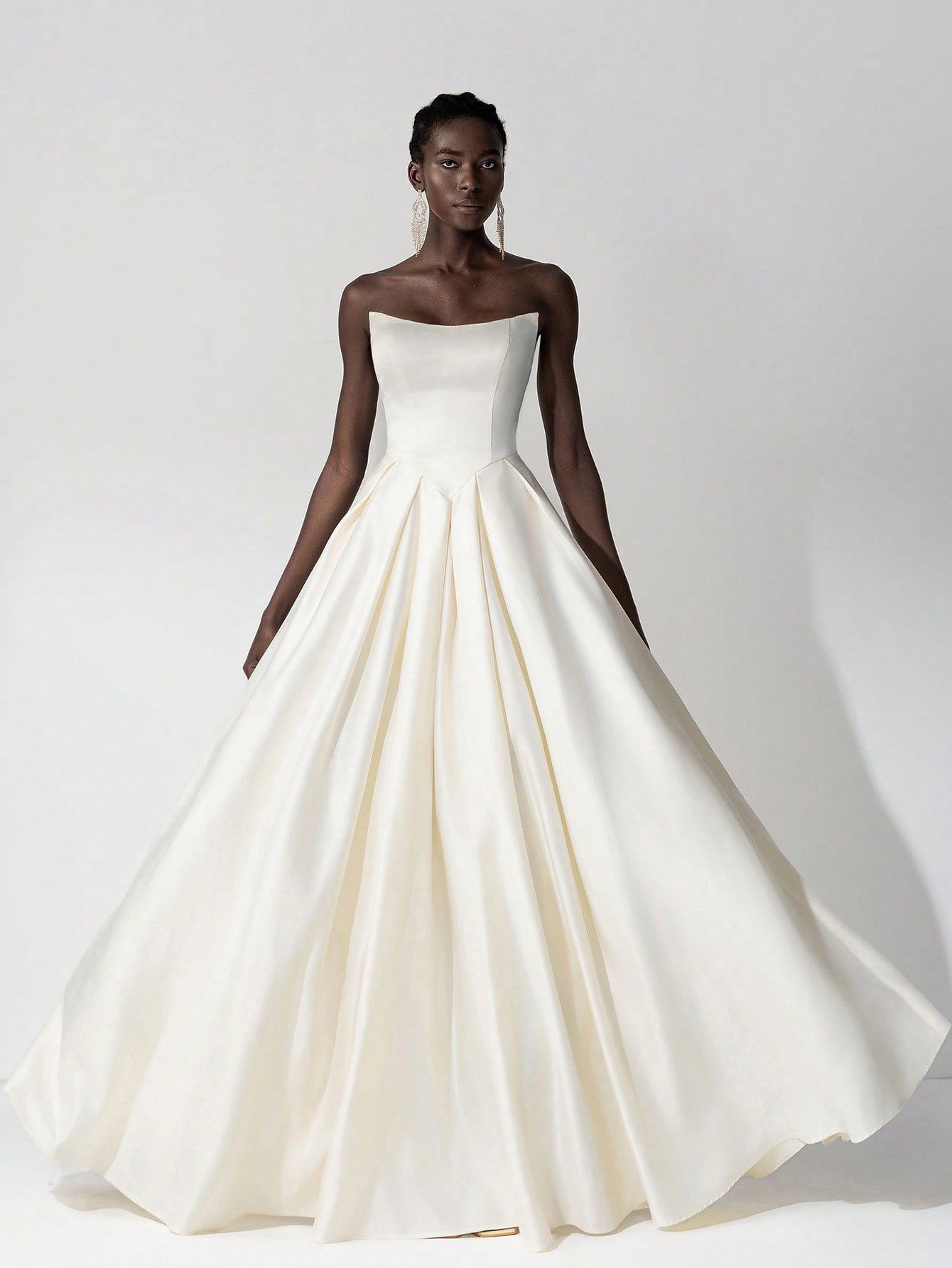 Belle Robe longue élégante et romantique en satin sans bretelles avec lien croisé — vue 9