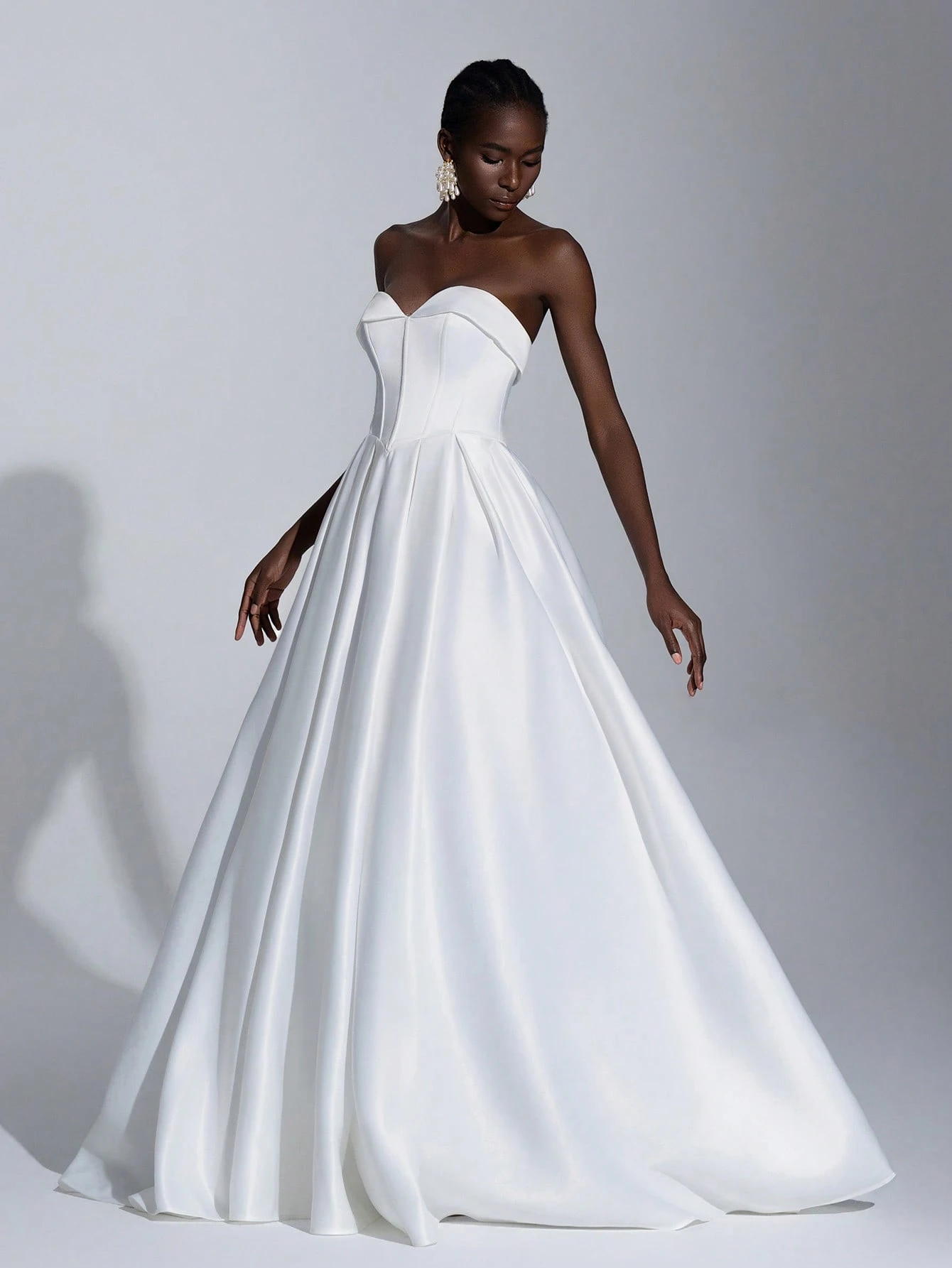 Elitara Robe maxi plissée élégante et luxueuse en satin sans bretelles avec ourlet en — vue 11