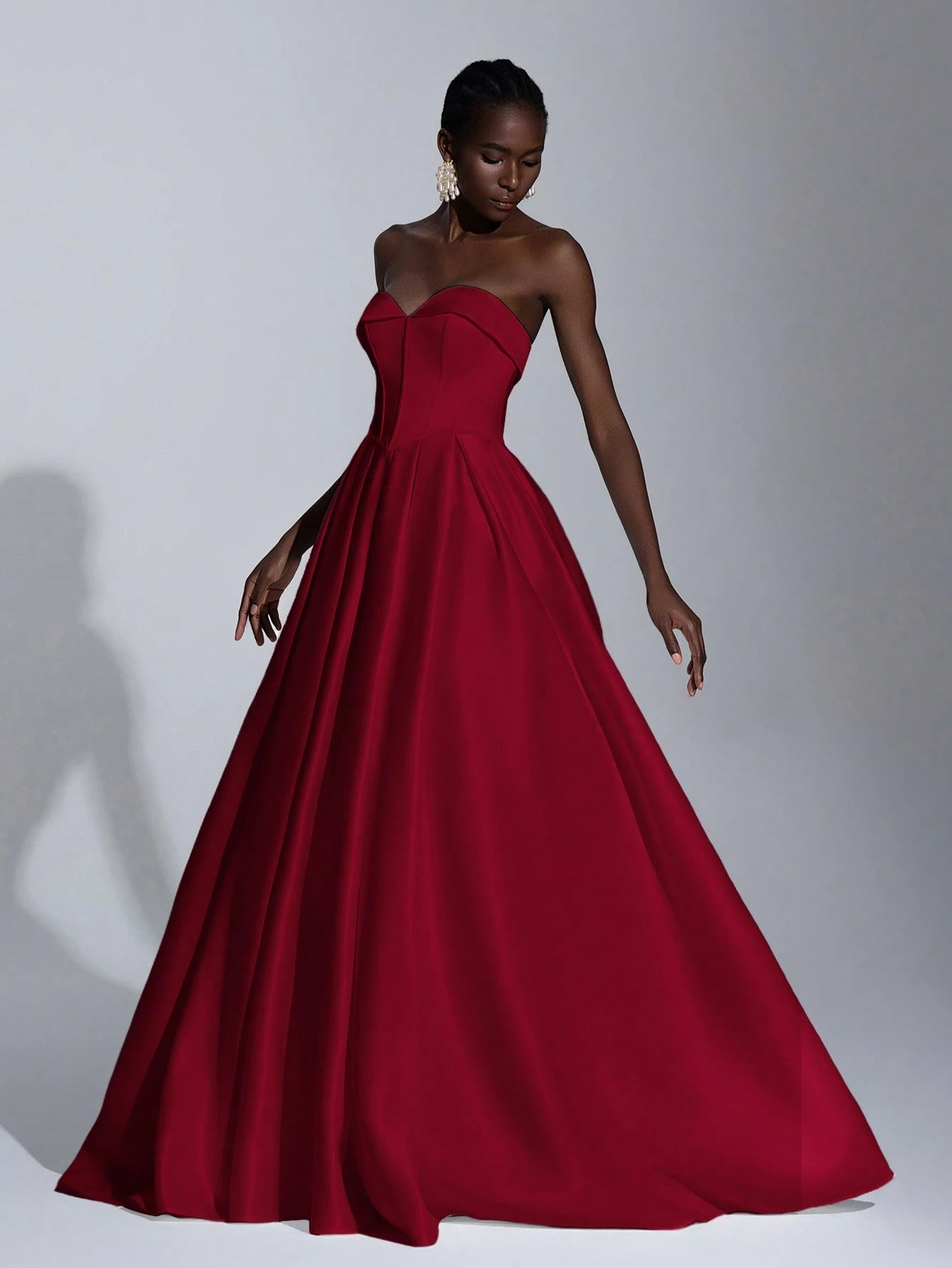 Elitara Robe maxi plissée élégante et luxueuse en satin sans bretelles avec ourlet en — vue 10