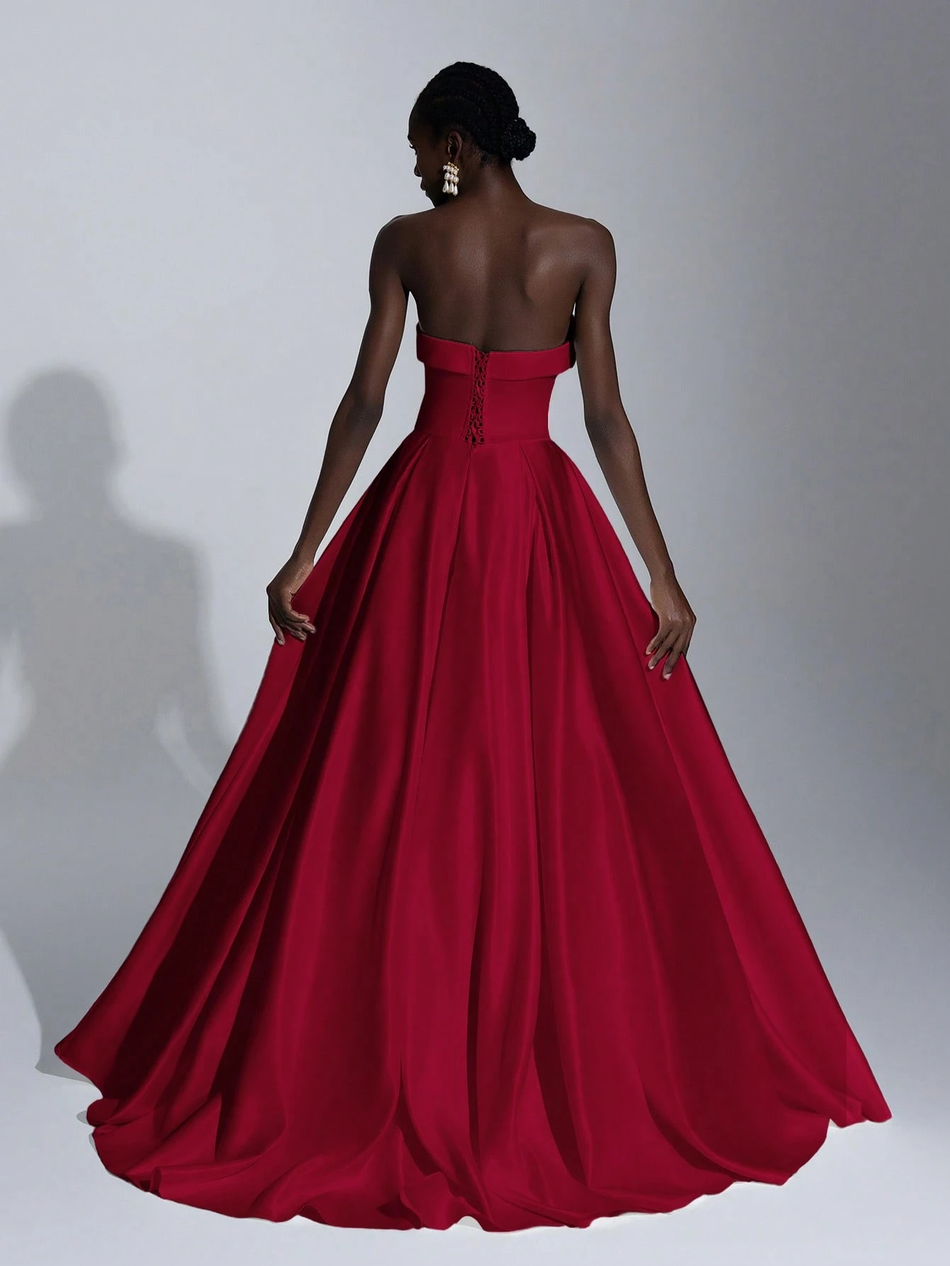 Elitara Robe maxi plissée élégante et luxueuse en satin sans bretelles avec ourlet en — vue 7