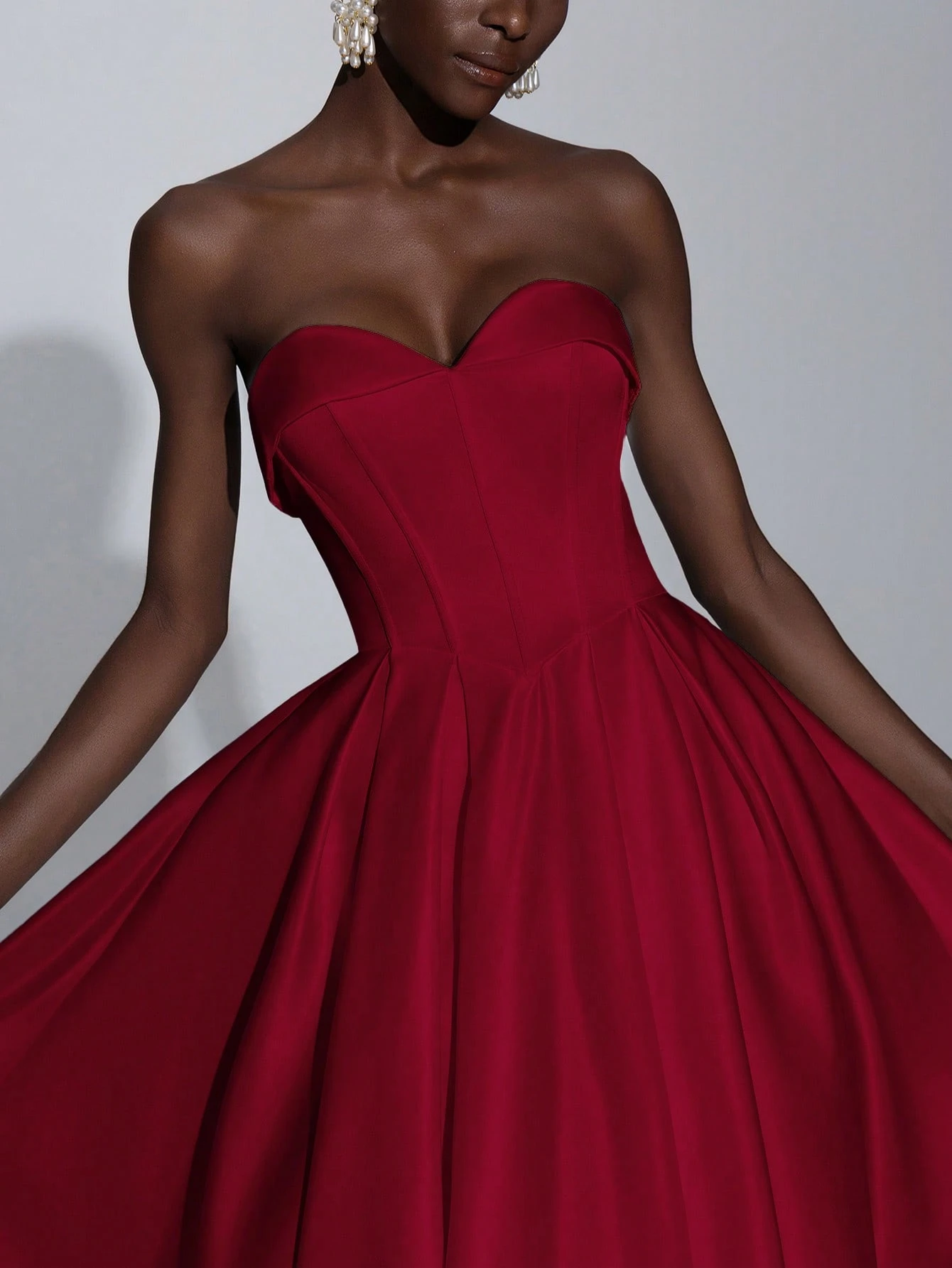 Elitara Robe maxi plissée élégante et luxueuse en satin sans bretelles avec ourlet en — vue 8