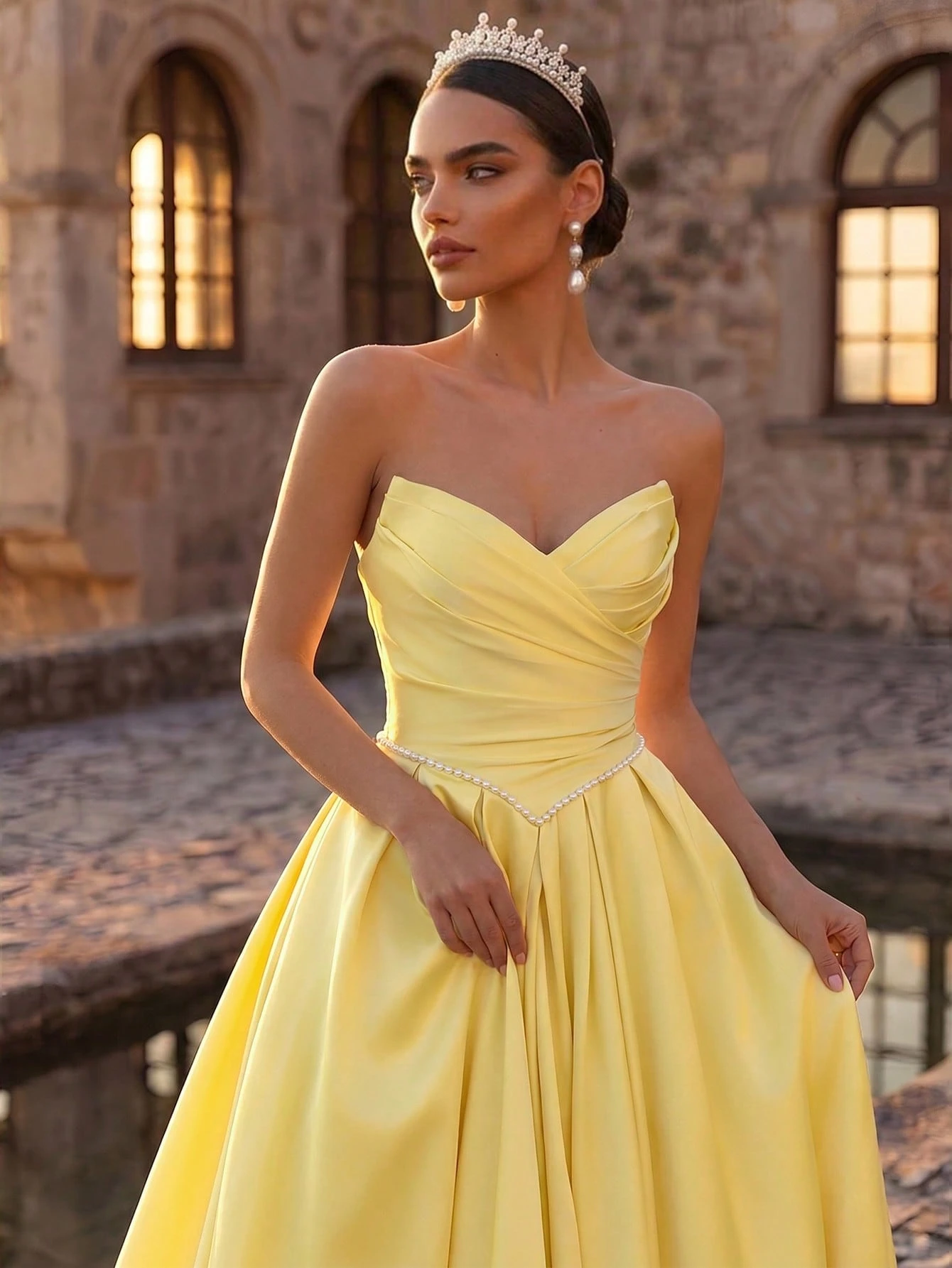Glamrae Robe élégante et luxueuse en satin plissé avec ourlet extra large, sans — vue 11