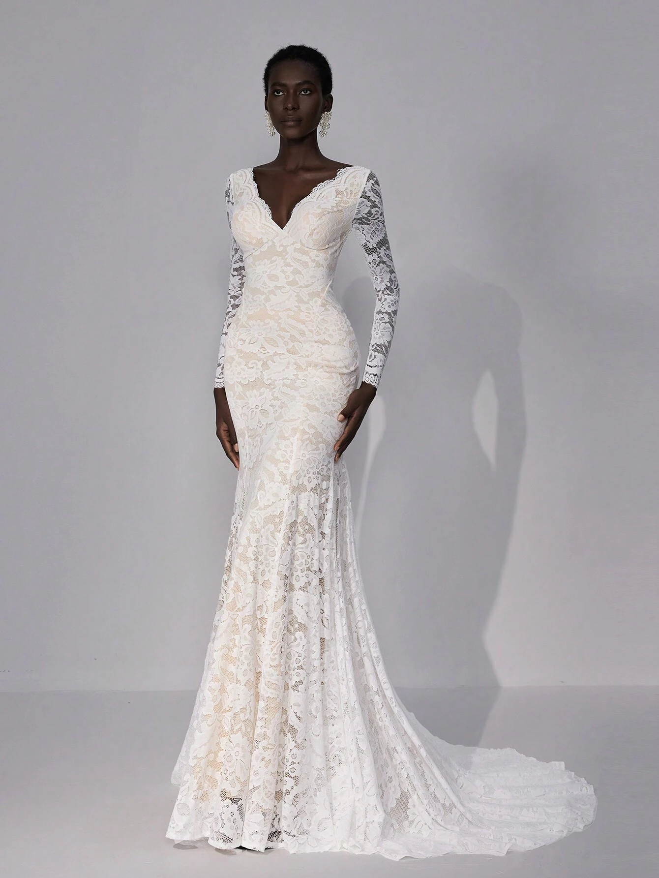Elitara Robe de mariée élégante et luxueuse à col en V blanc et champagne, en dentelle — vue 2
