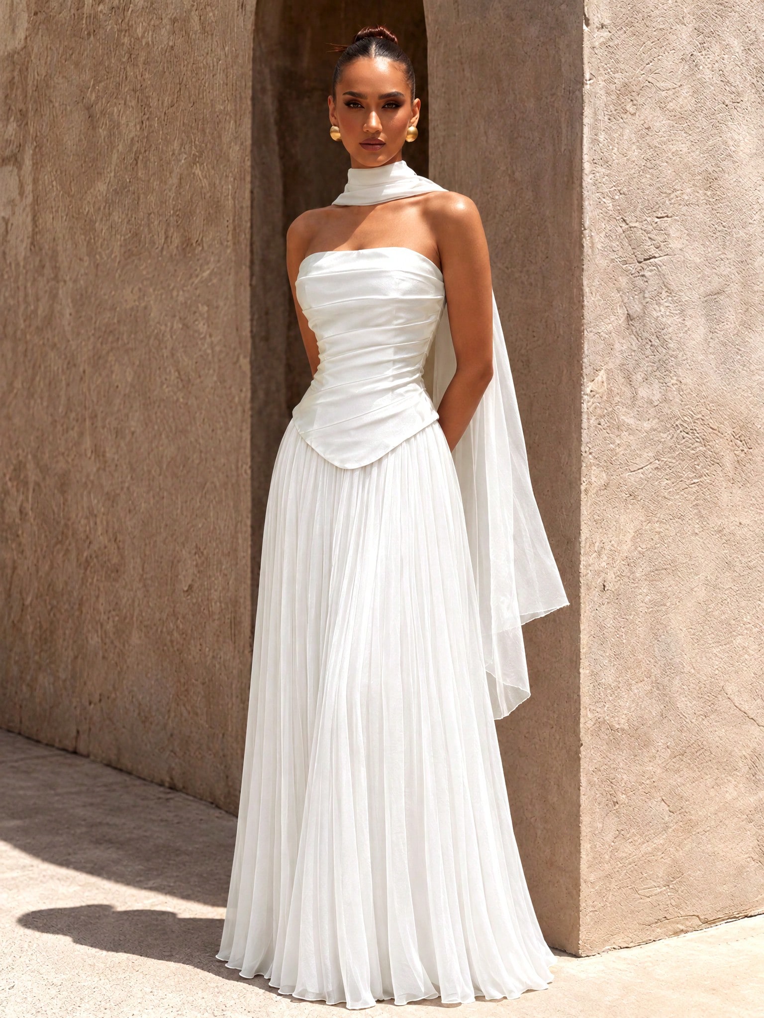 UNITHORSE Robe de soirée longue élégante blanche plissée sans bretelles, design dos nu, — vue 3