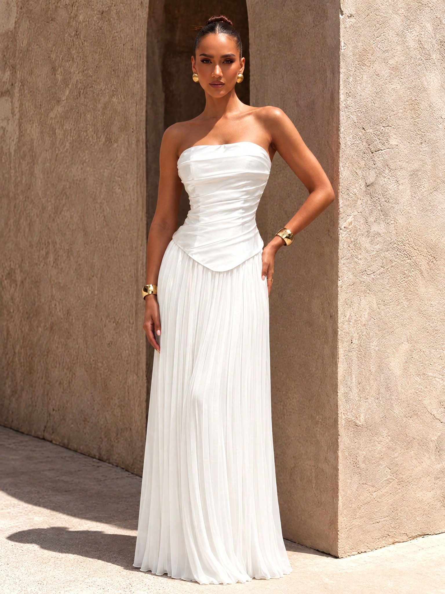 UNITHORSE Robe de soirée longue élégante blanche plissée sans bretelles, design dos nu, — vue 4