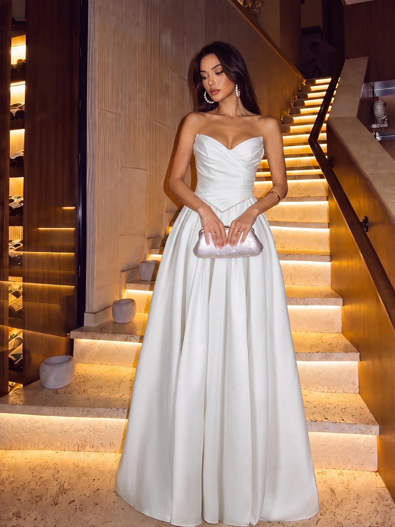 Firerie Robe élégante et luxueuse en satin plissé avec ourlet extra large, sans — vue 3