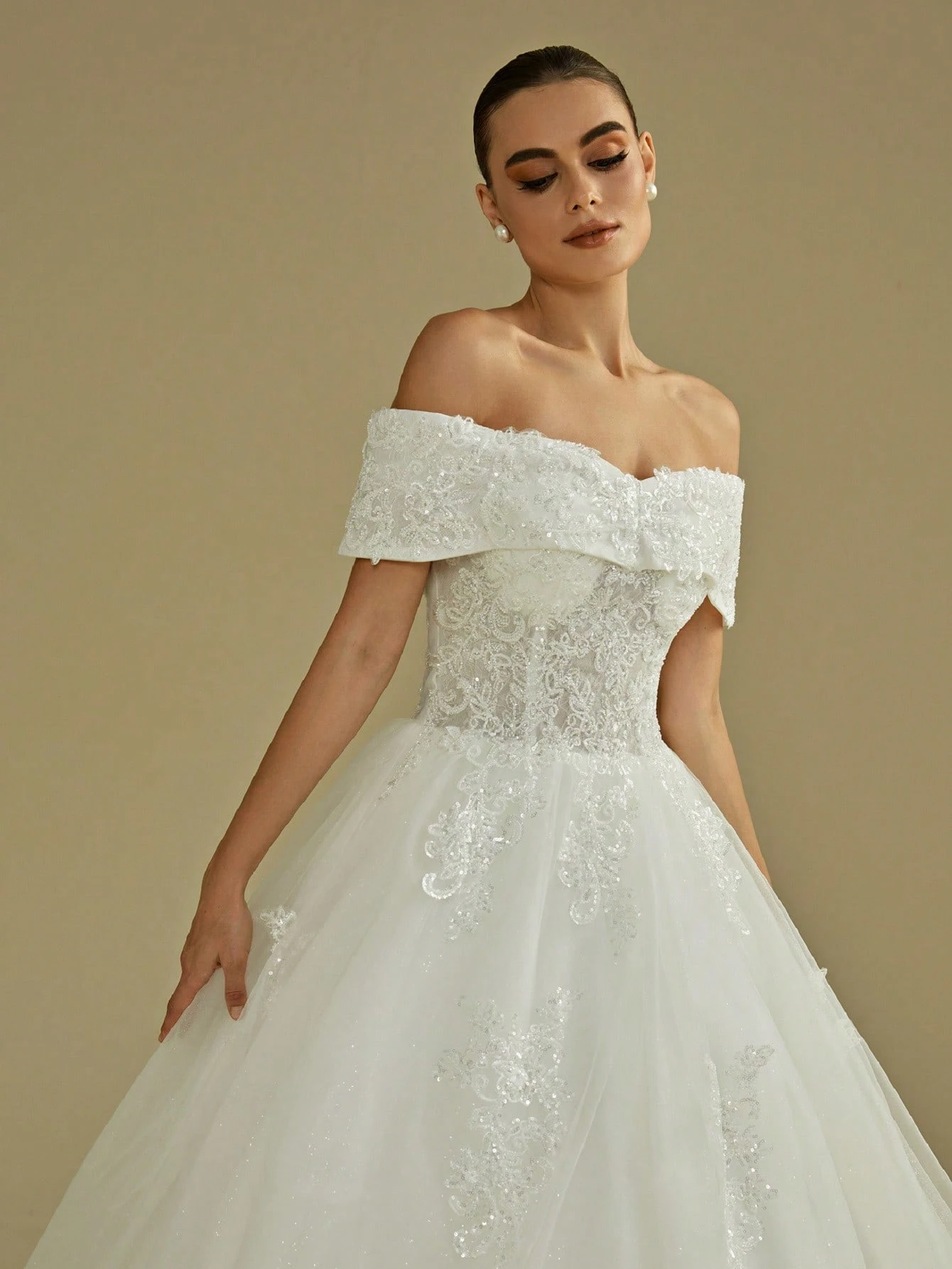 Robe de mariée élégante et romantique avec épaules dénudées, pailletée, avec garniture en — vue 4