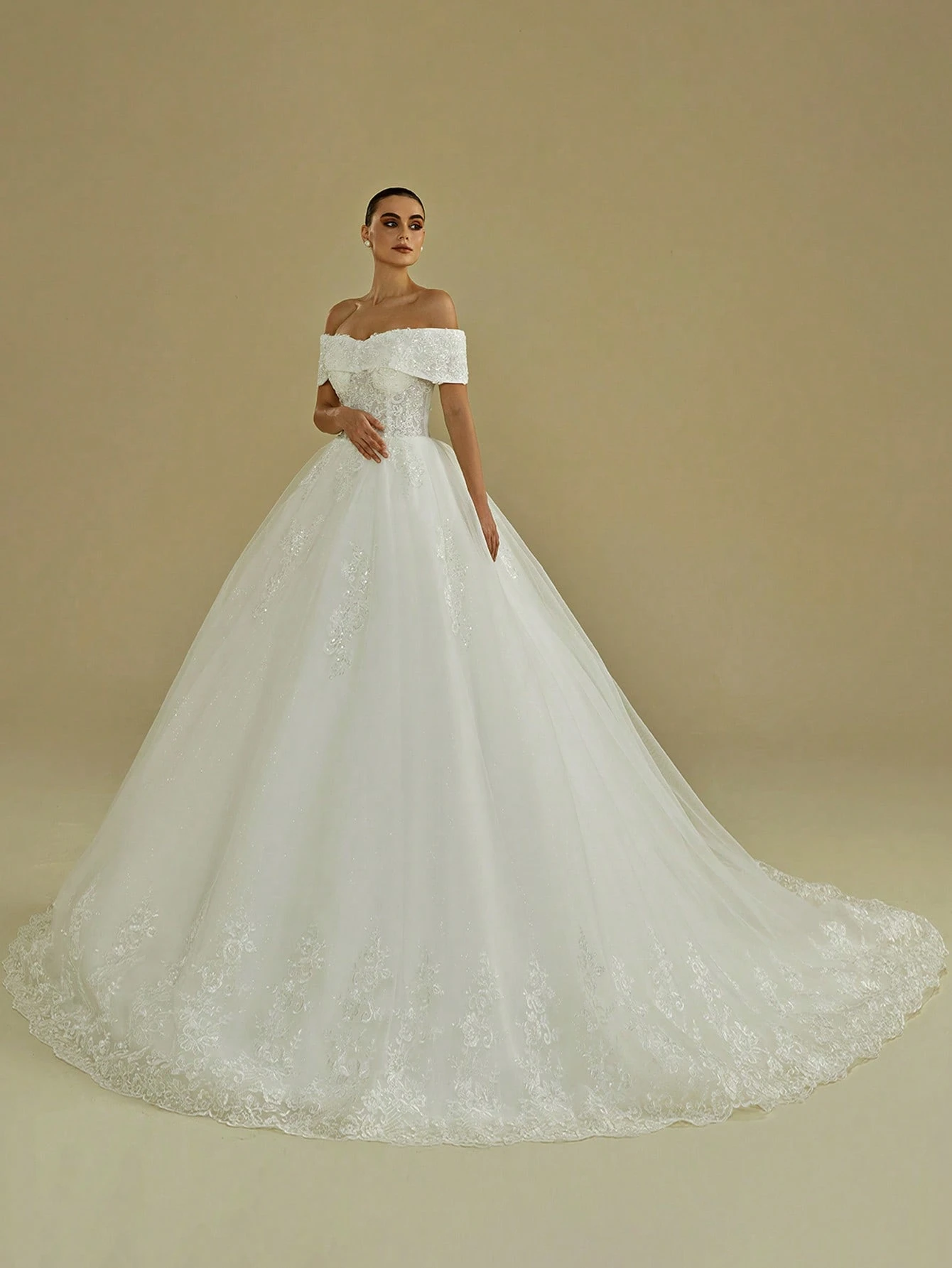 Robe de mariée élégante et romantique avec épaules dénudées, pailletée, avec garniture en — vue 6