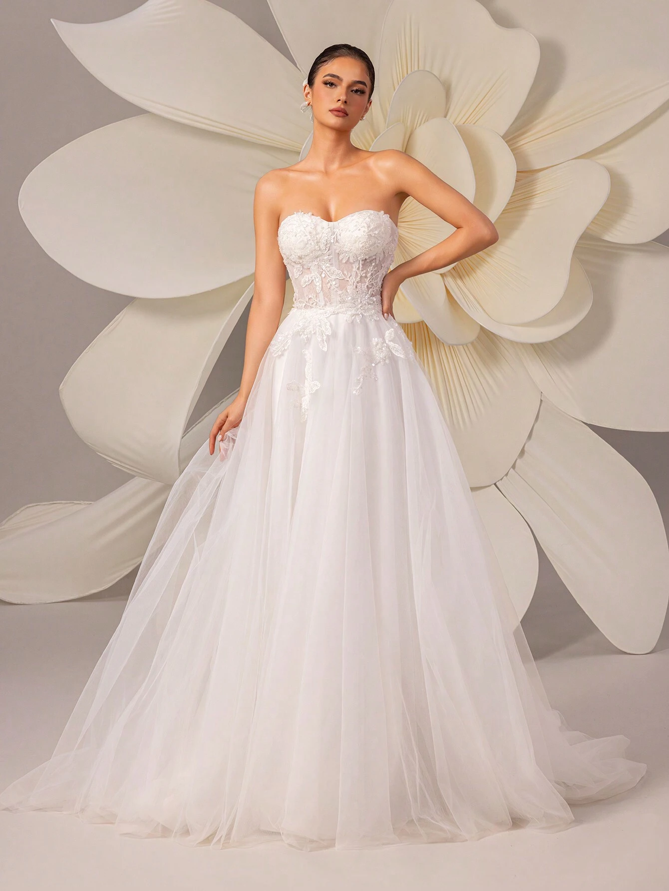 Robe de mariée sexy sans manches HEARBOBO, avec encolure sans bretelles, créant un look — vue 2