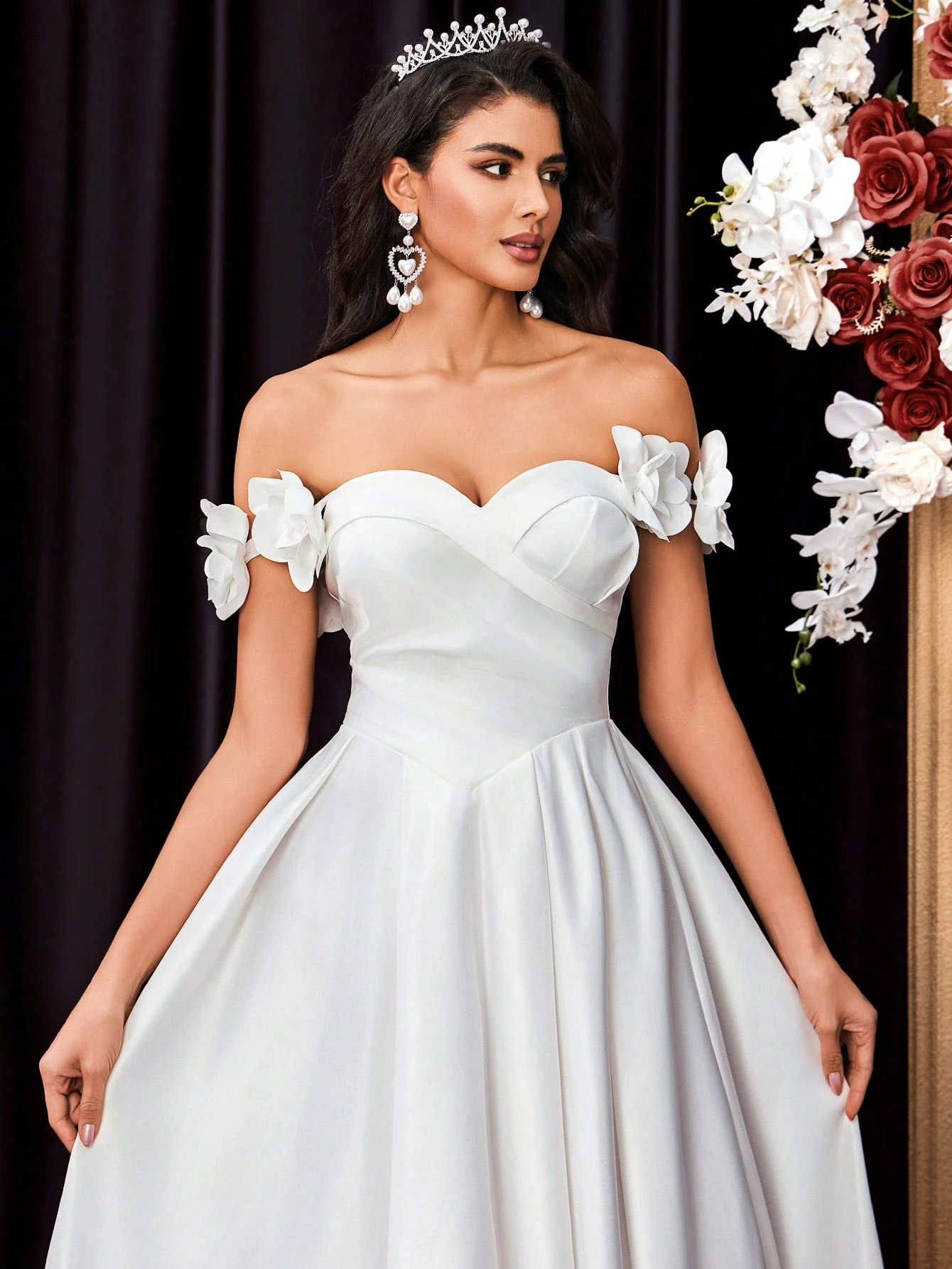 Glamrae Robe de bal longue élégante en satin blanc, bustier bandeau, devant froncé, décor — vue 2