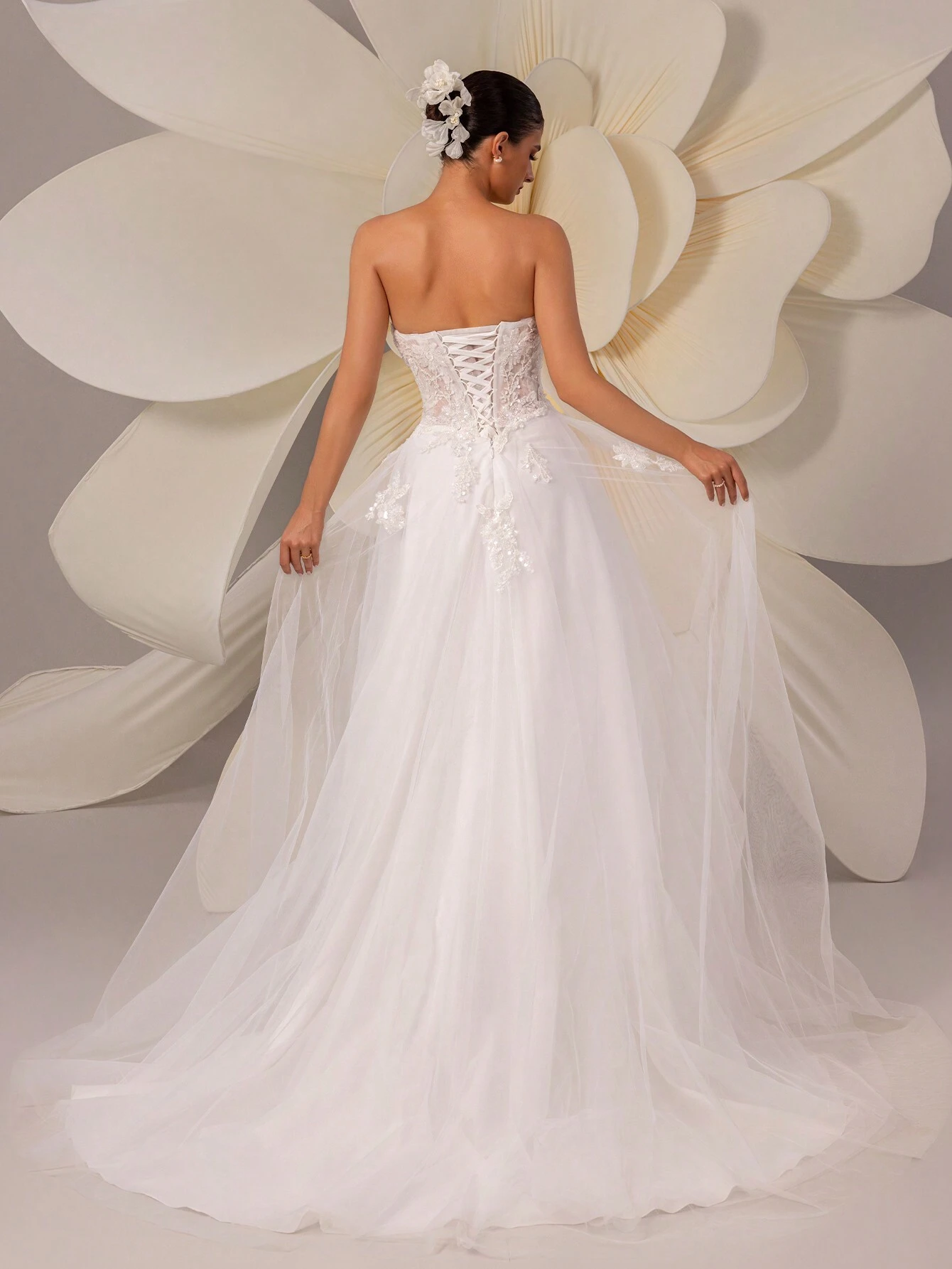 Robe de mariée sexy sans manches HEARBOBO, avec encolure sans bretelles, créant un look — vue 3