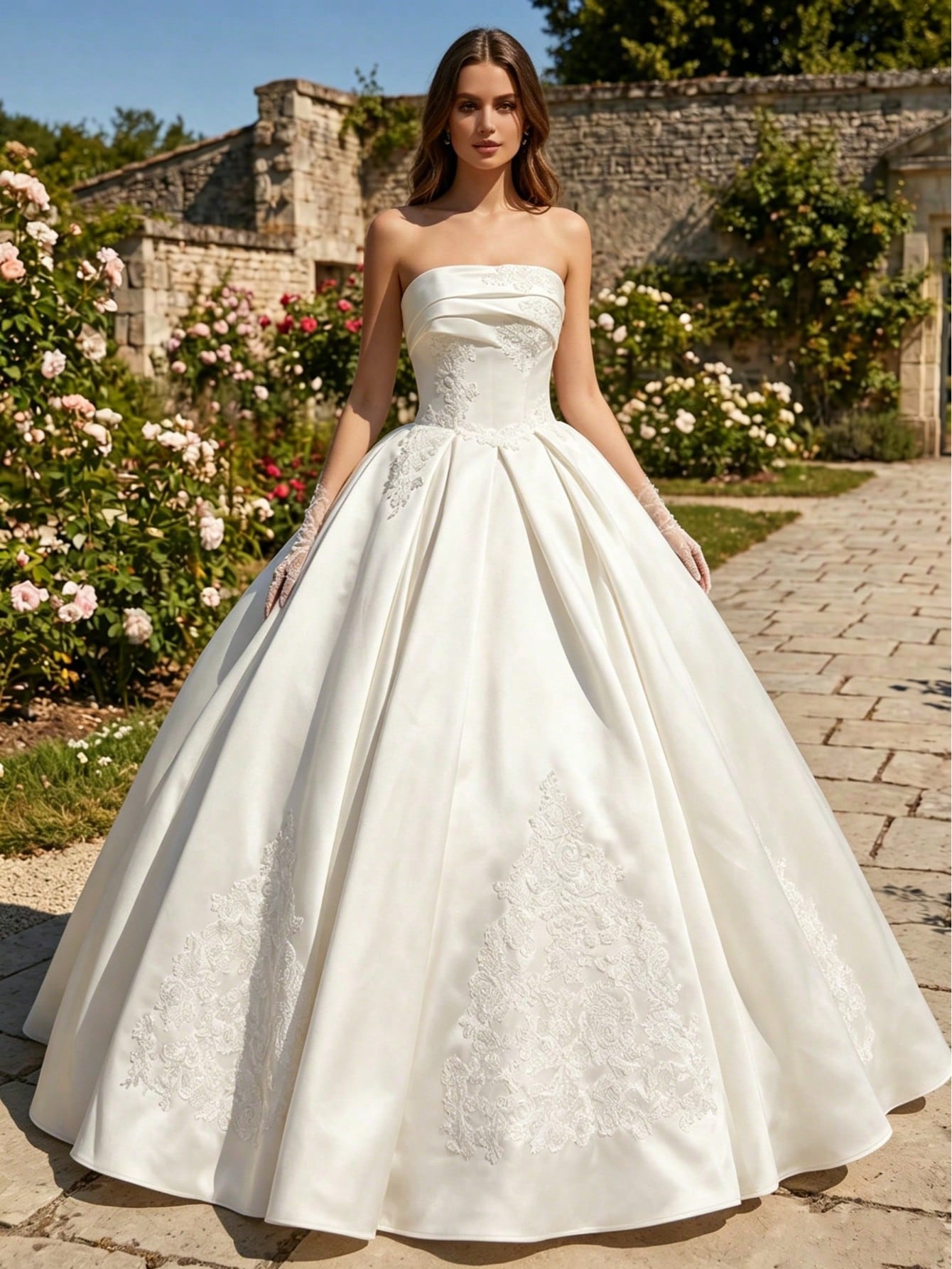 Robe de mariée principale en satin ivoire sans bretelles, jupe bouffante avec appliqués