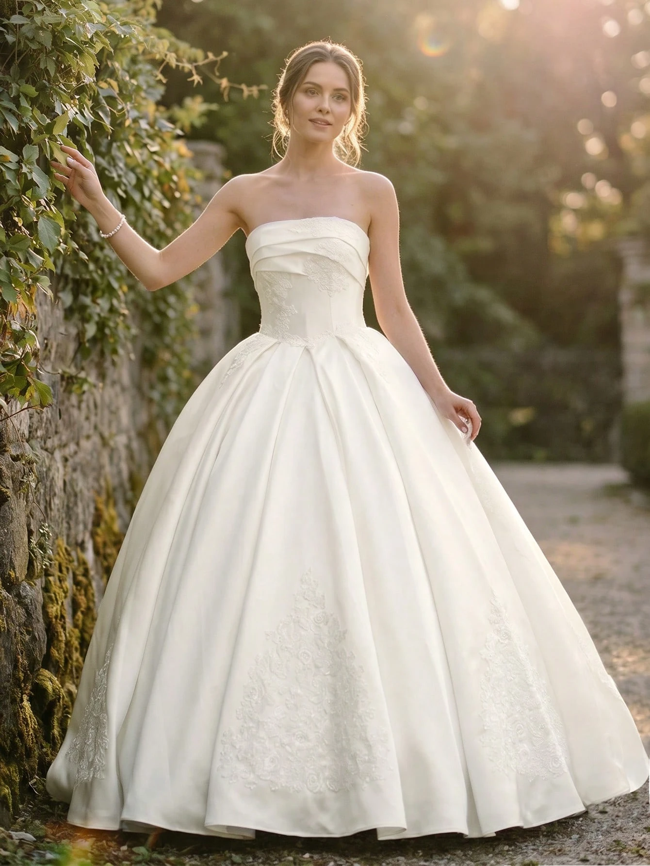 Robe de mariée principale en satin ivoire sans bretelles, jupe bouffante avec appliqués — vue 3