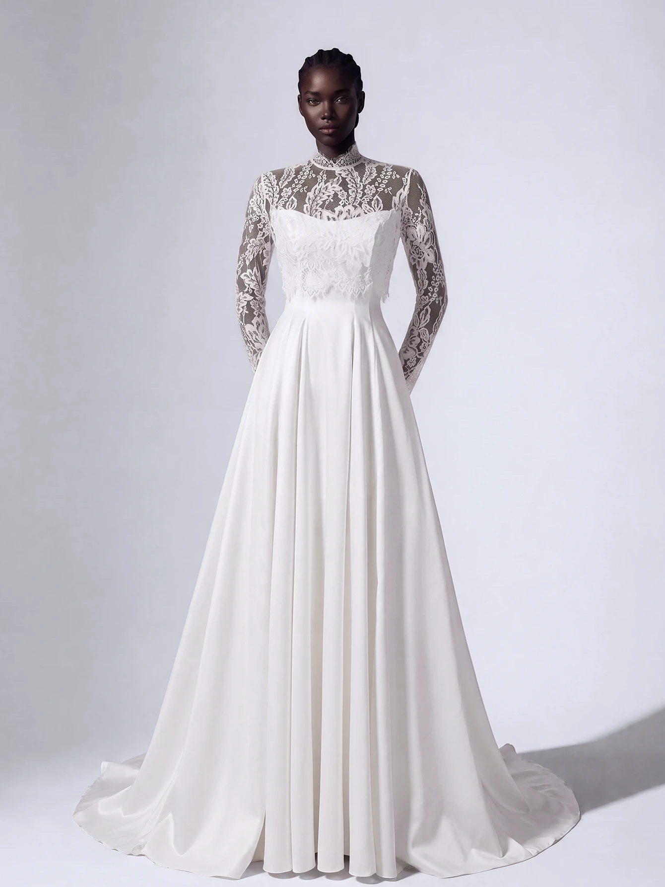 Elitara Robe de soirée élégante blanche en satin brillant minimaliste chic avec découpe
