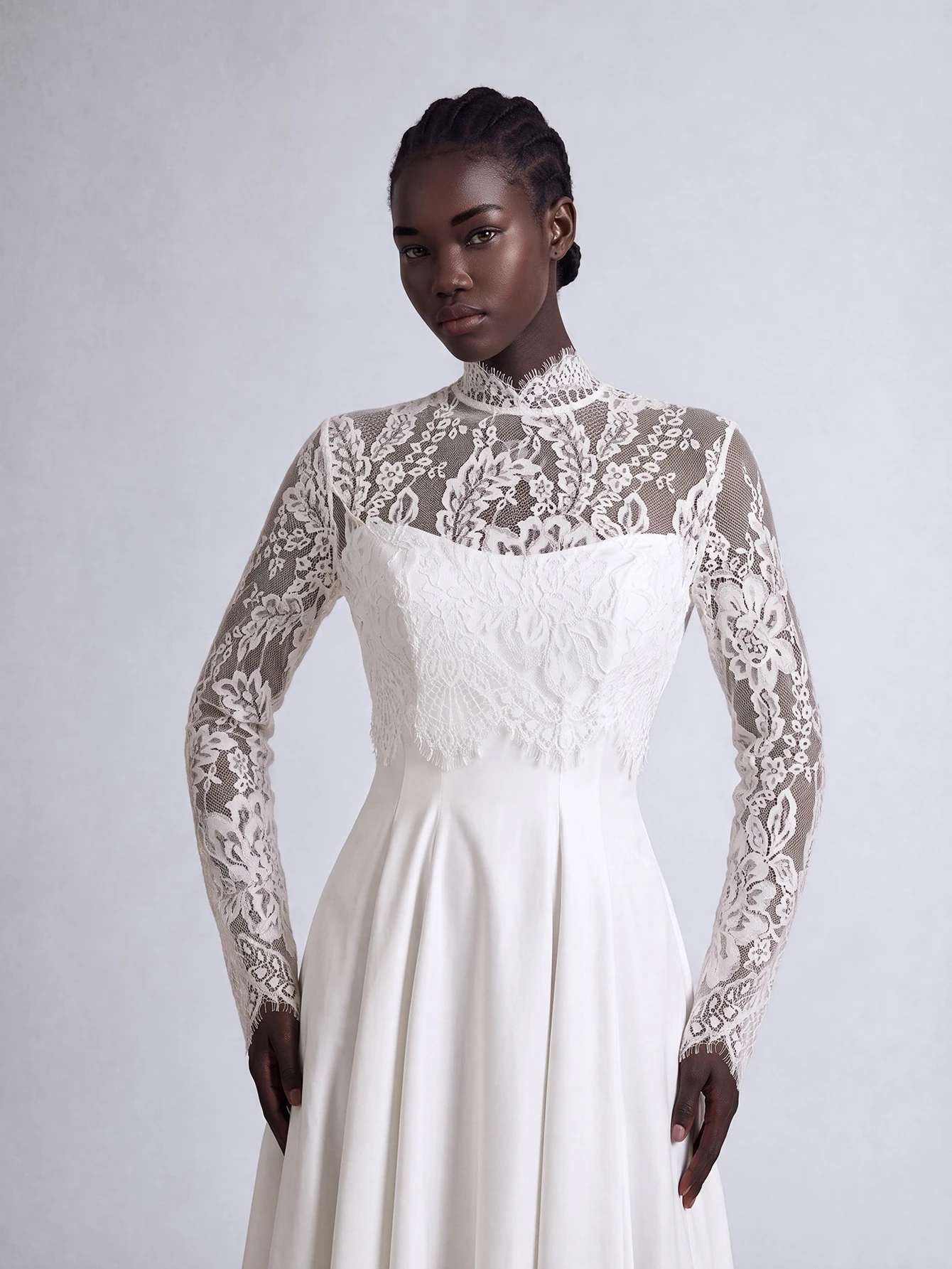 Elitara Robe de soirée élégante blanche en satin brillant minimaliste chic avec découpe — vue 6
