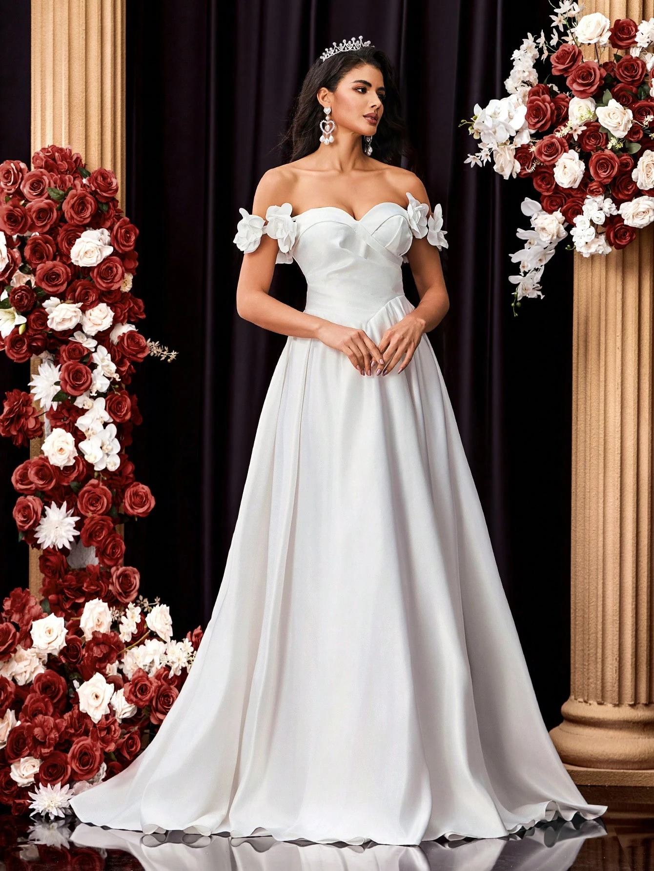 Glamrae Robe de bal longue élégante en satin blanc, bustier bandeau, devant froncé, décor — vue 5