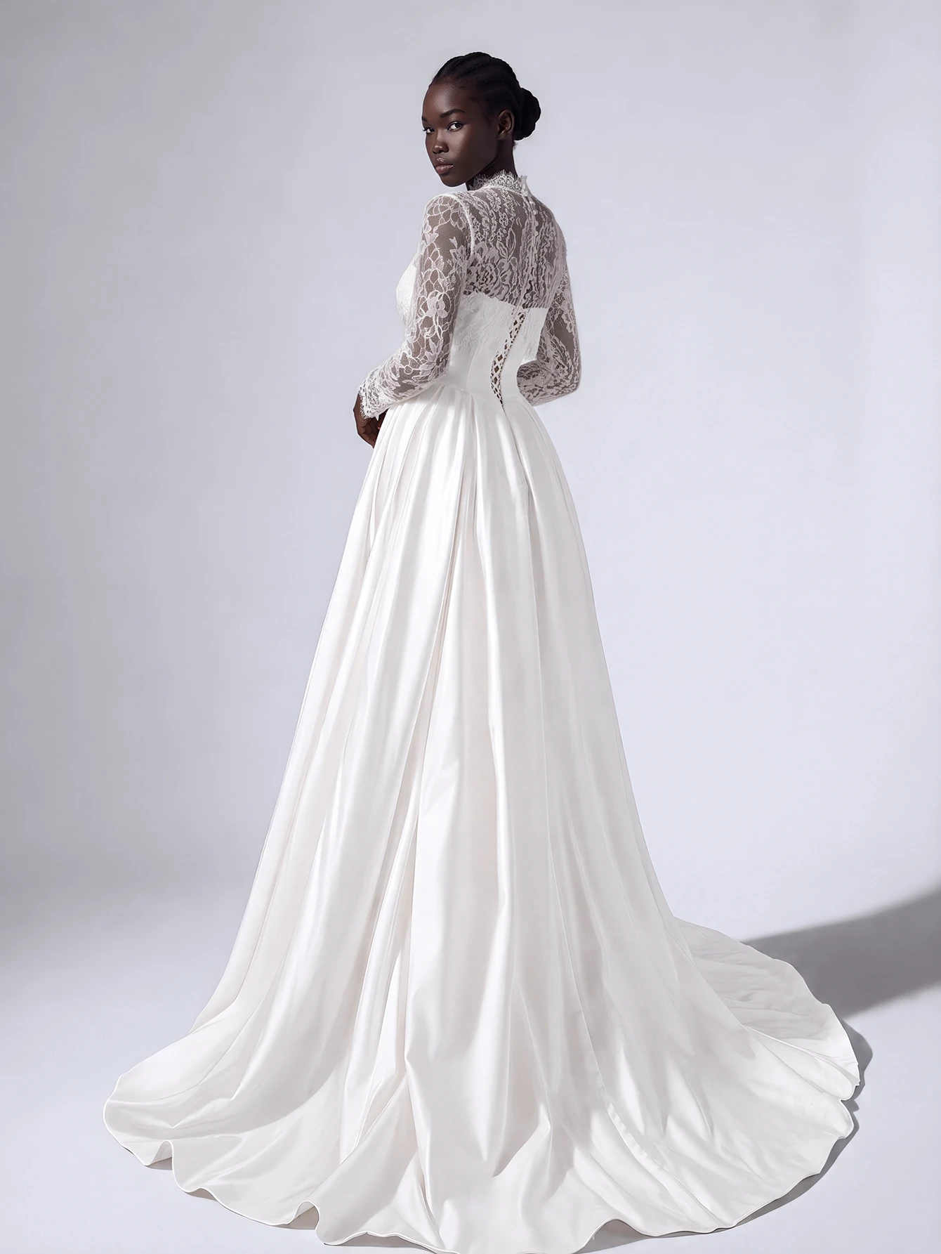 Elitara Robe de soirée élégante blanche en satin brillant minimaliste chic avec découpe — vue 3