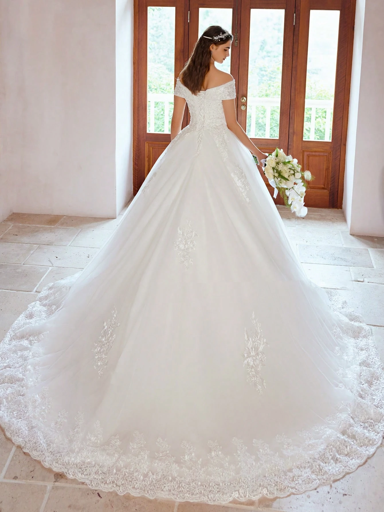 Robe de mariée élégante à épaules ouvertes, faite à la main avec التطريز de perles et — vue 4