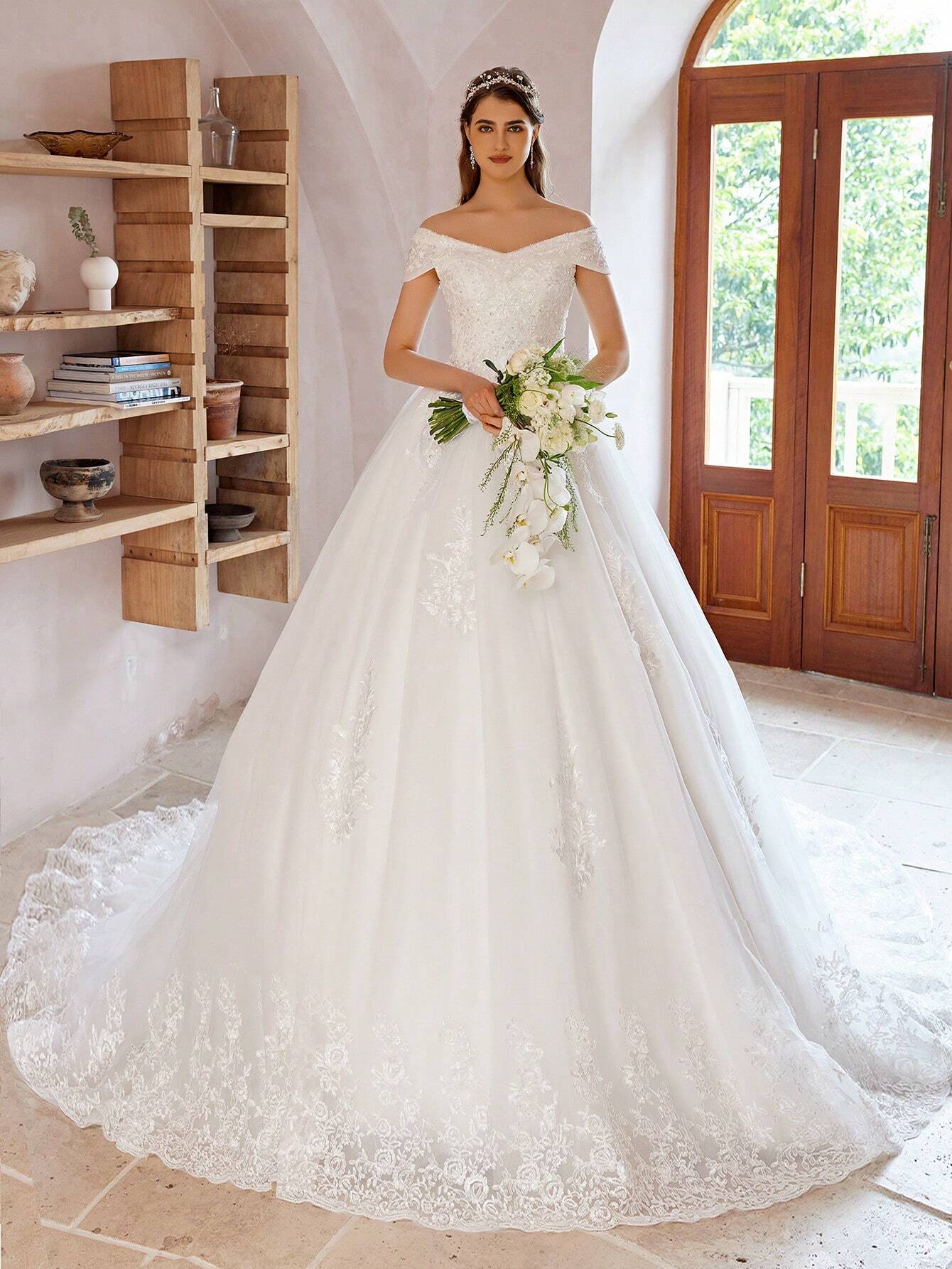 Robe de mariée élégante à épaules ouvertes, faite à la main avec التطريز de perles et