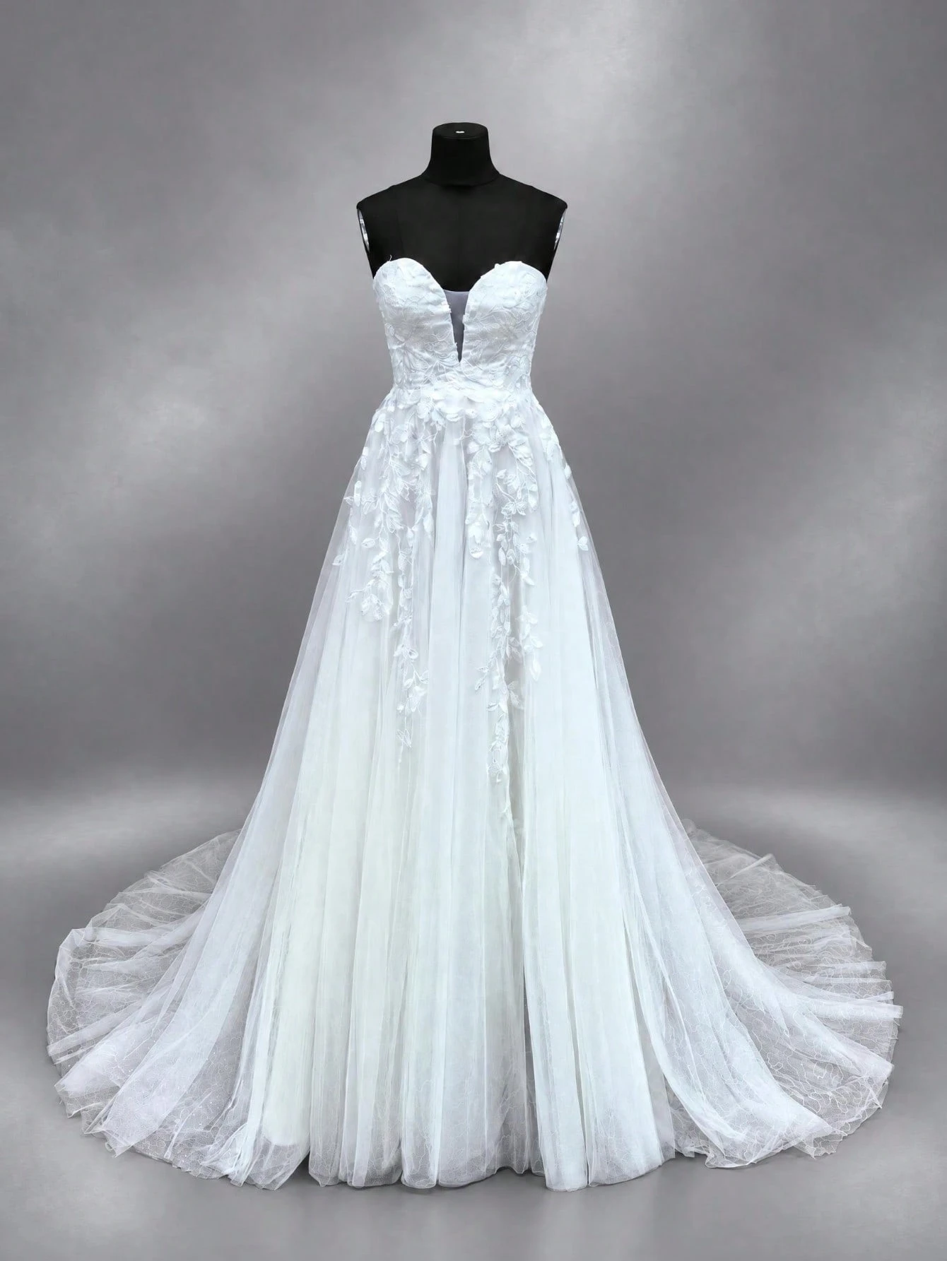 Robe de mariée élégante en forme de cœur avec col en V profond sans bretelles et brodée, — vue 5