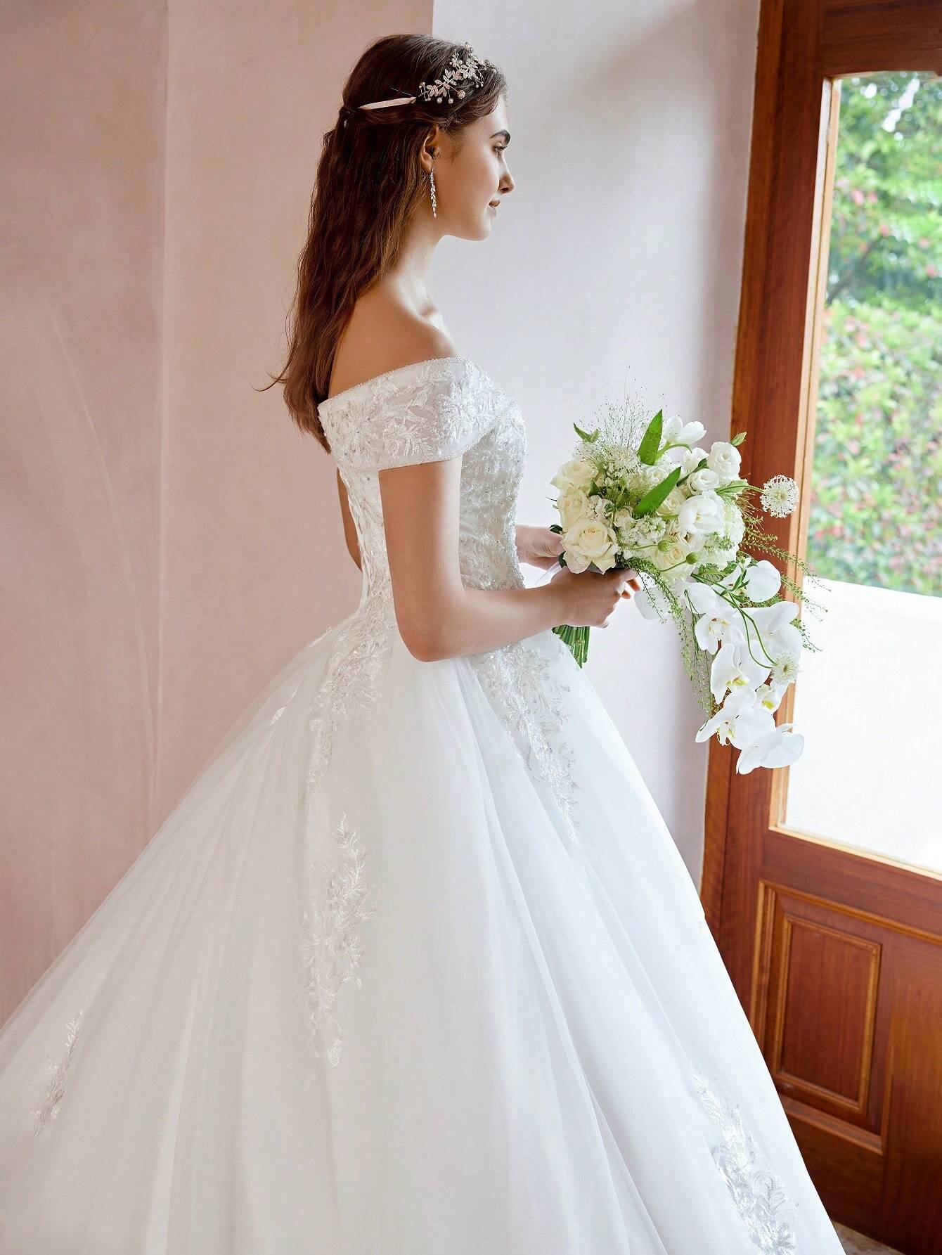 Robe de mariée élégante à épaules ouvertes, faite à la main avec التطريز de perles et — vue 6