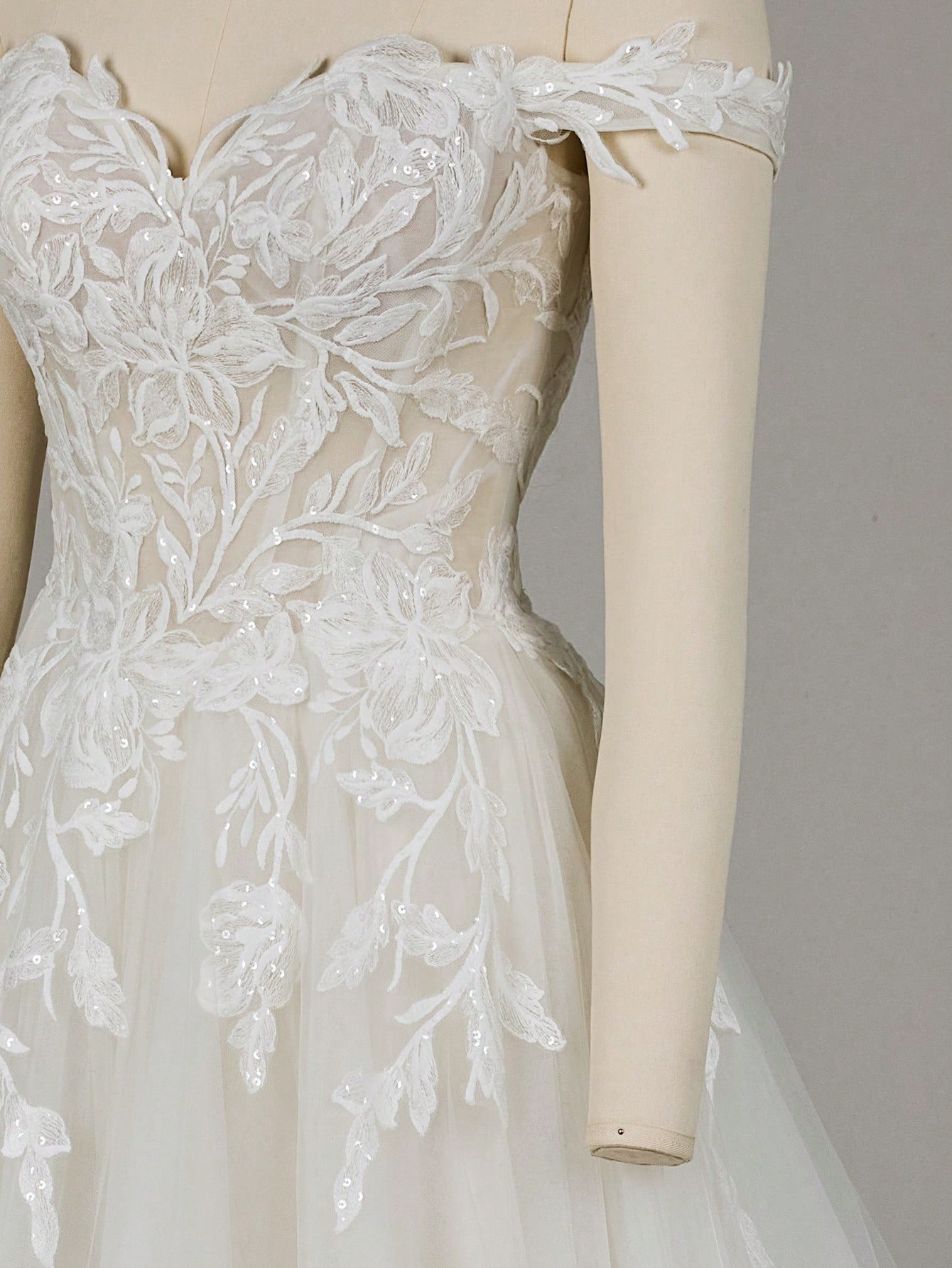 Robe de mariée vintage HEARBOBO à épaules dénudées brodée, longue jupe ample avec détails — vue 2