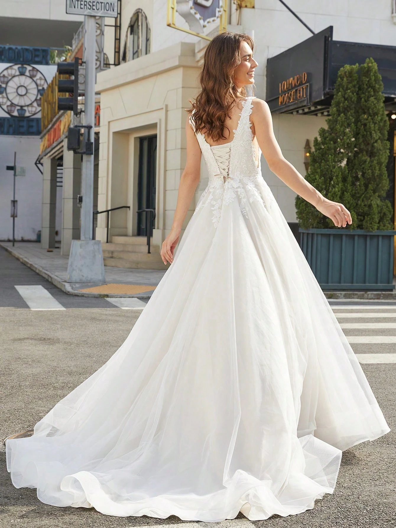 Robe de mariée élégante en maille ivoire avec appliqués, col carré et design sans — vue 2