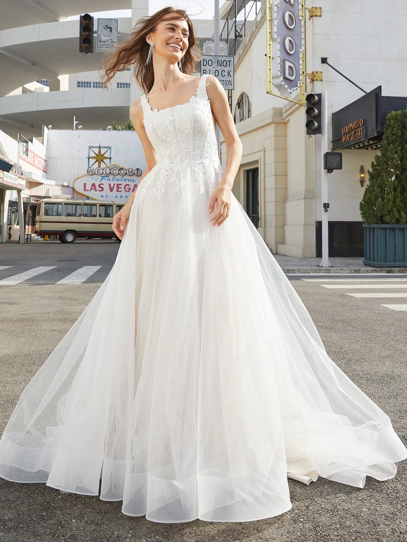 Robe de mariée élégante en maille ivoire avec appliqués, col carré et design sans — vue 4