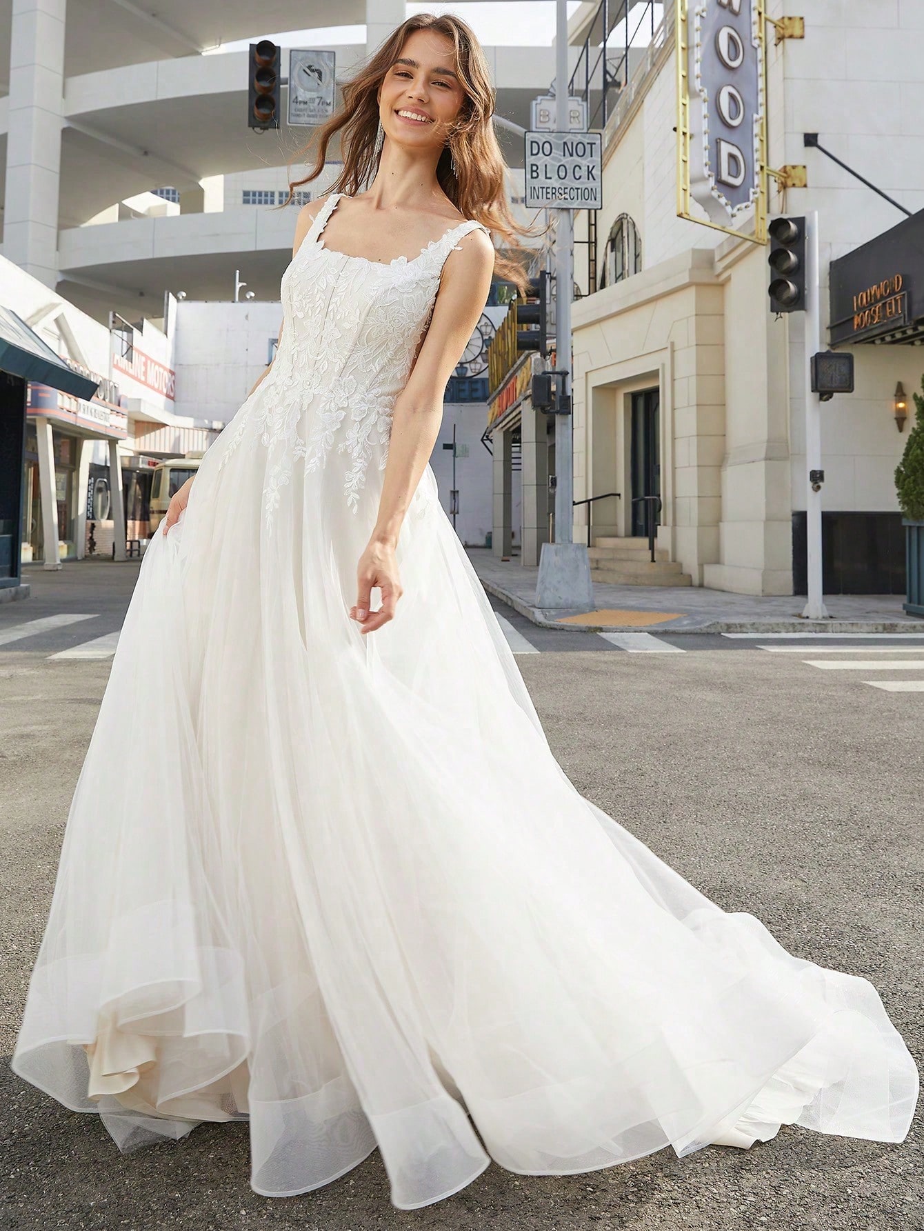 Robe de mariée élégante en maille ivoire avec appliqués, col carré et design sans — vue 5