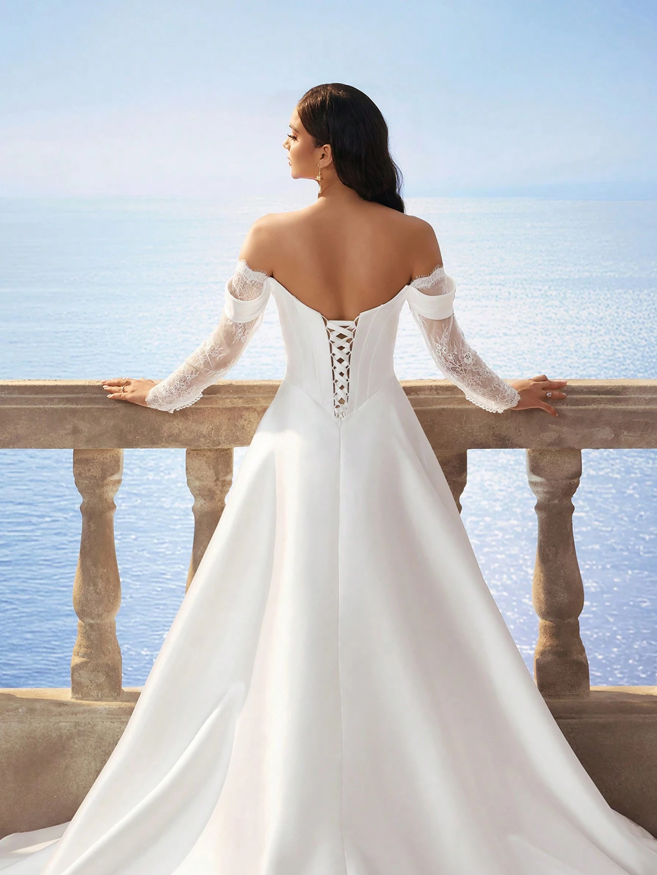Elasola Robe de mariée maxi minimaliste à manches longues à épaules dénudées, en satin — vue 9