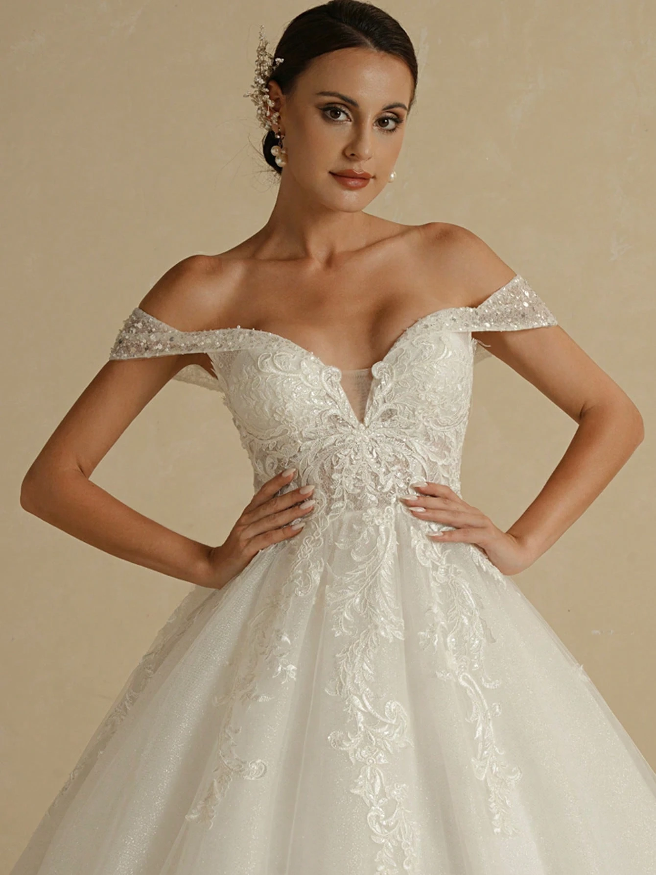 Elasola Robe de mariée blanche élégante avec broderie de tulle, épaules dénudées, taille — vue 2