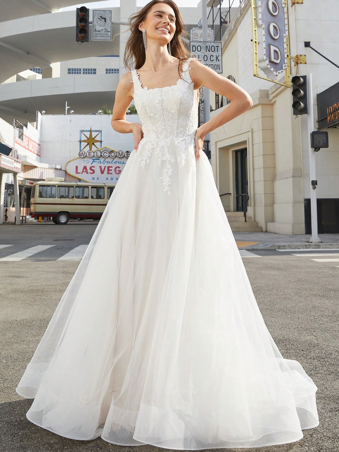 Robe de mariée élégante en maille ivoire avec appliqués, col carré et design sans — vue 11