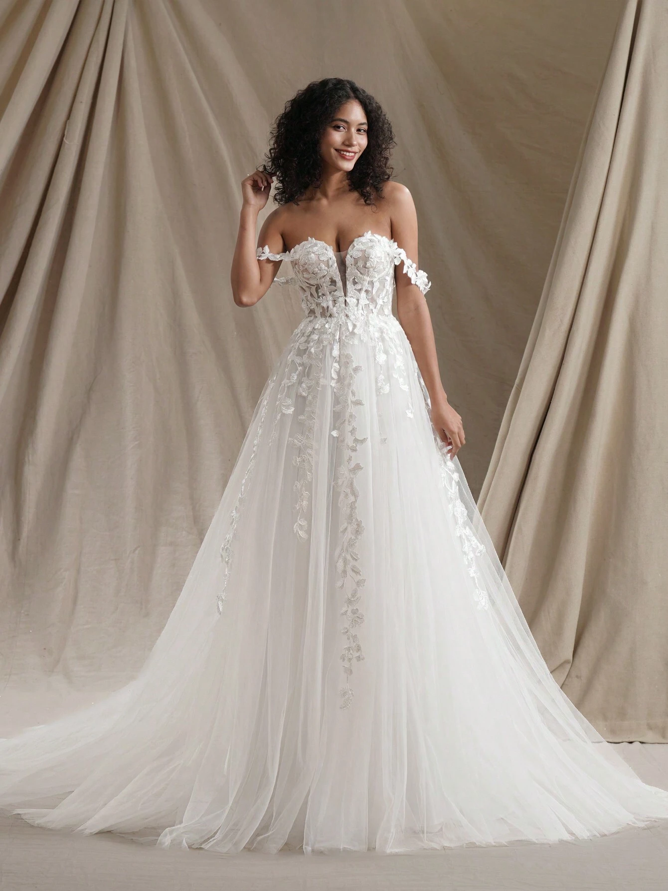 Robe de mariée romantique sans manches avec détails d'appliqués floraux, extrêmement — vue 3