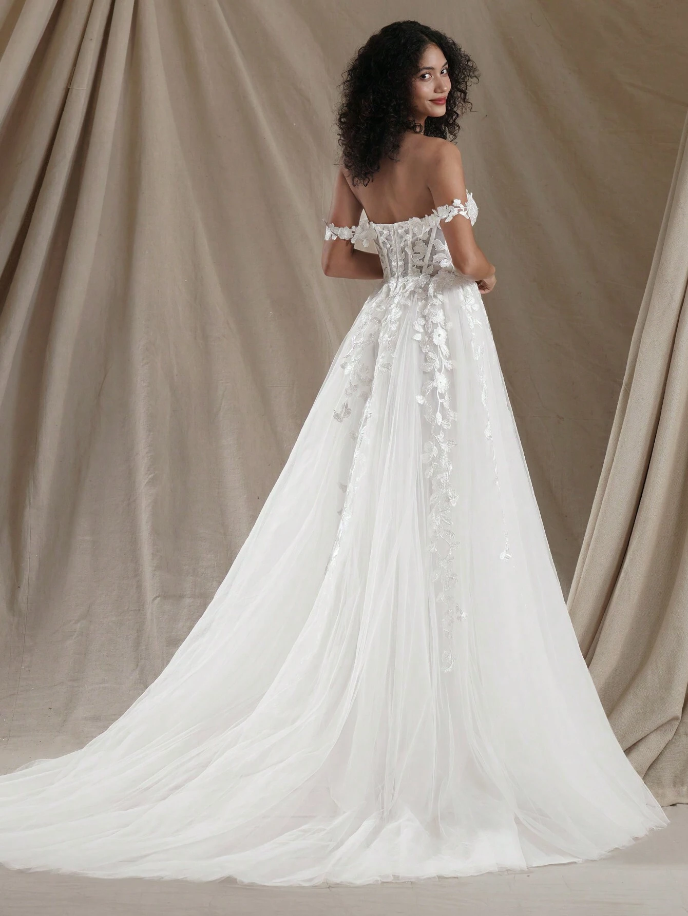 Robe de mariée romantique sans manches avec détails d'appliqués floraux, extrêmement — vue 2