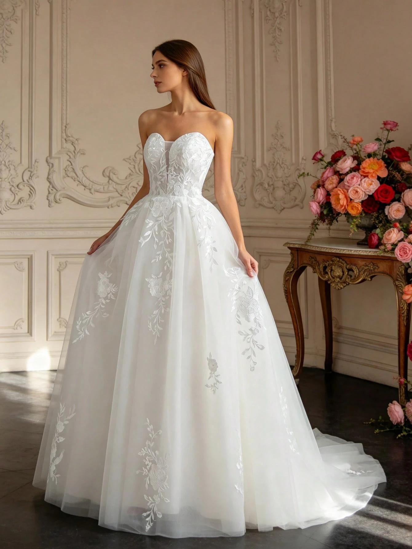 Robe de mariée sexy et élégante avec décolleté en V profond et appliqués pour mariage à — vue 3